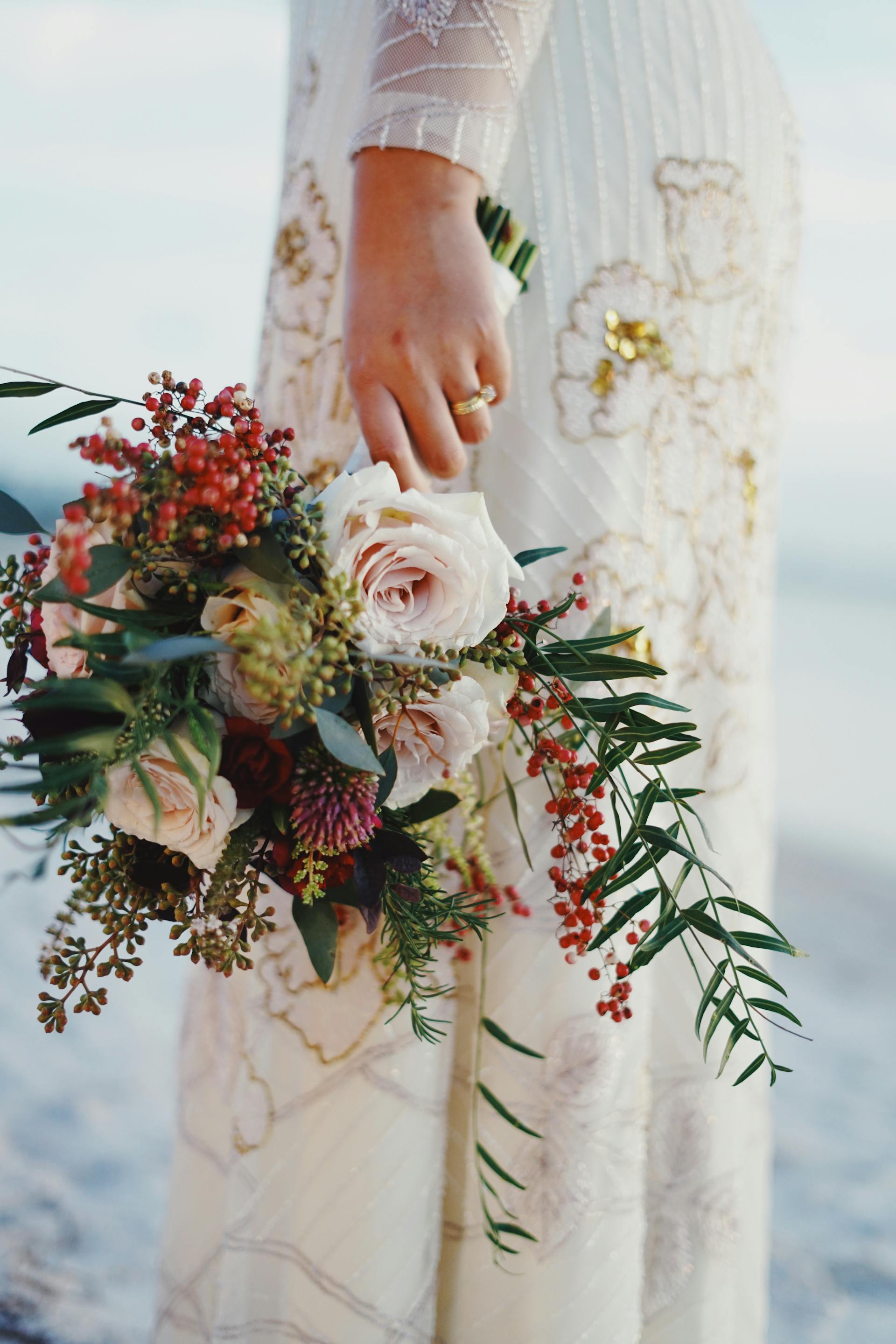 Une mariée tenant son bouquet d'une main | Source : Pexels