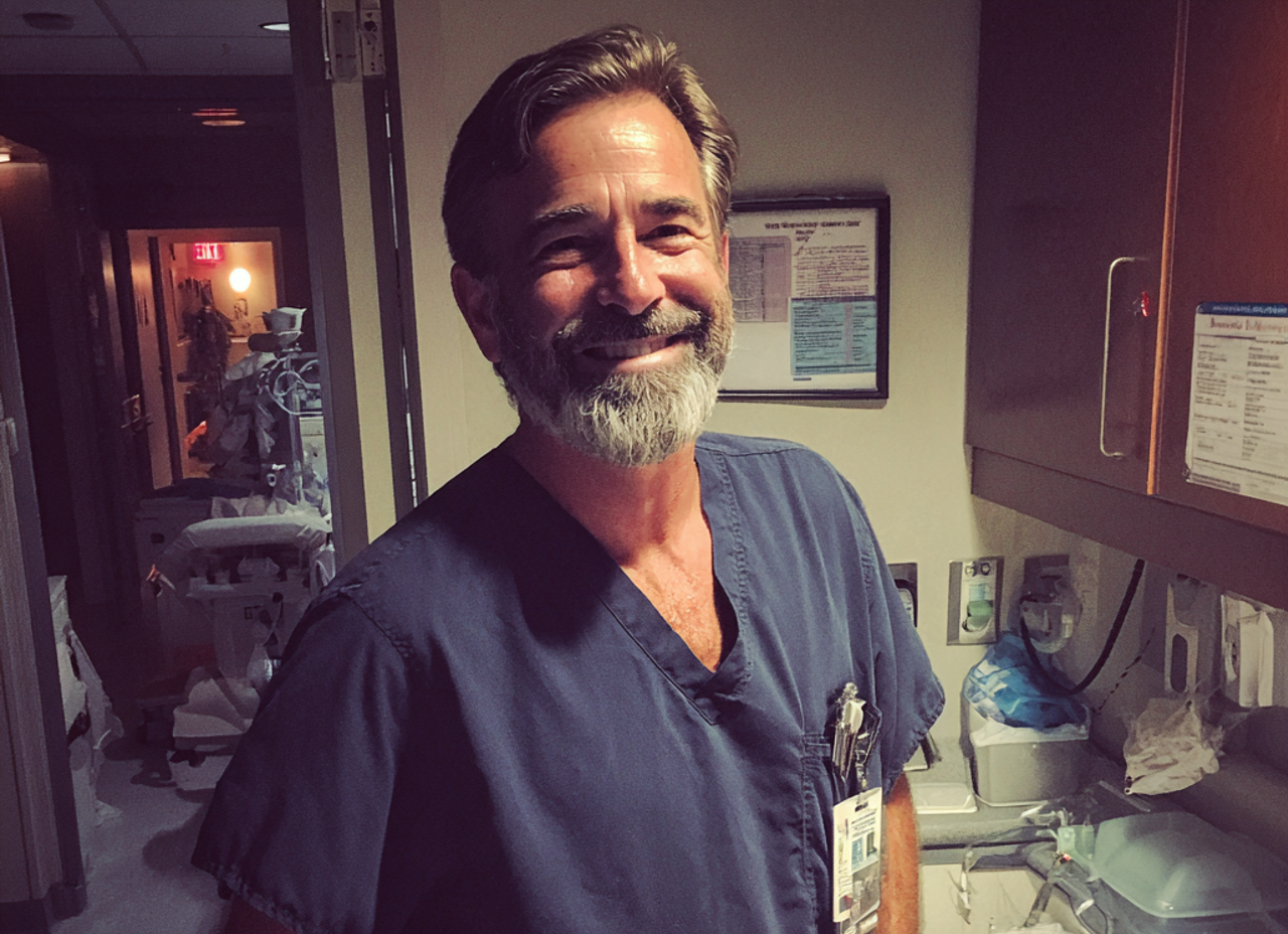 Un médecin souriant portant une blouse | Source : Midjourney