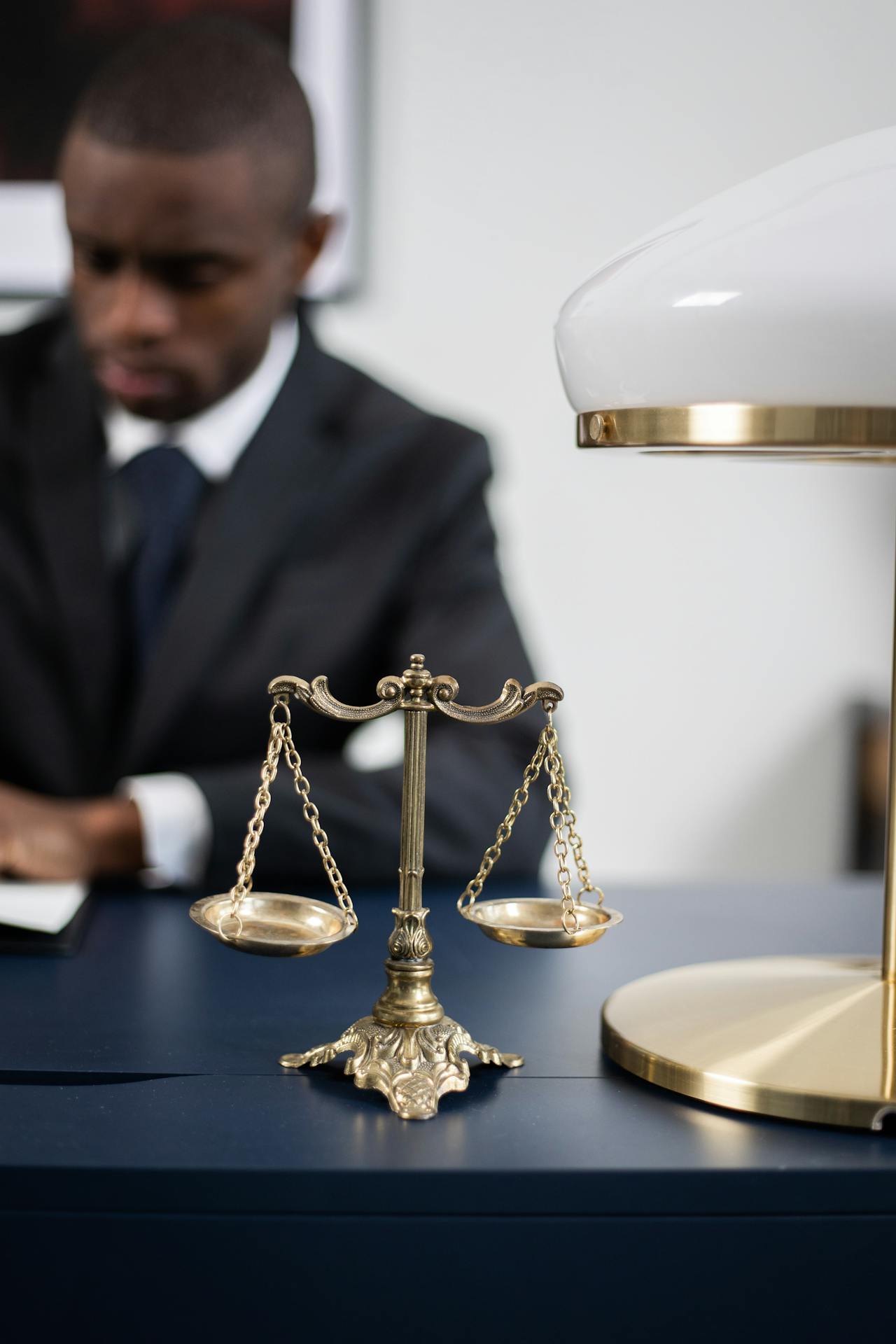 Un avocat assis dans son bureau | Source : Pexels