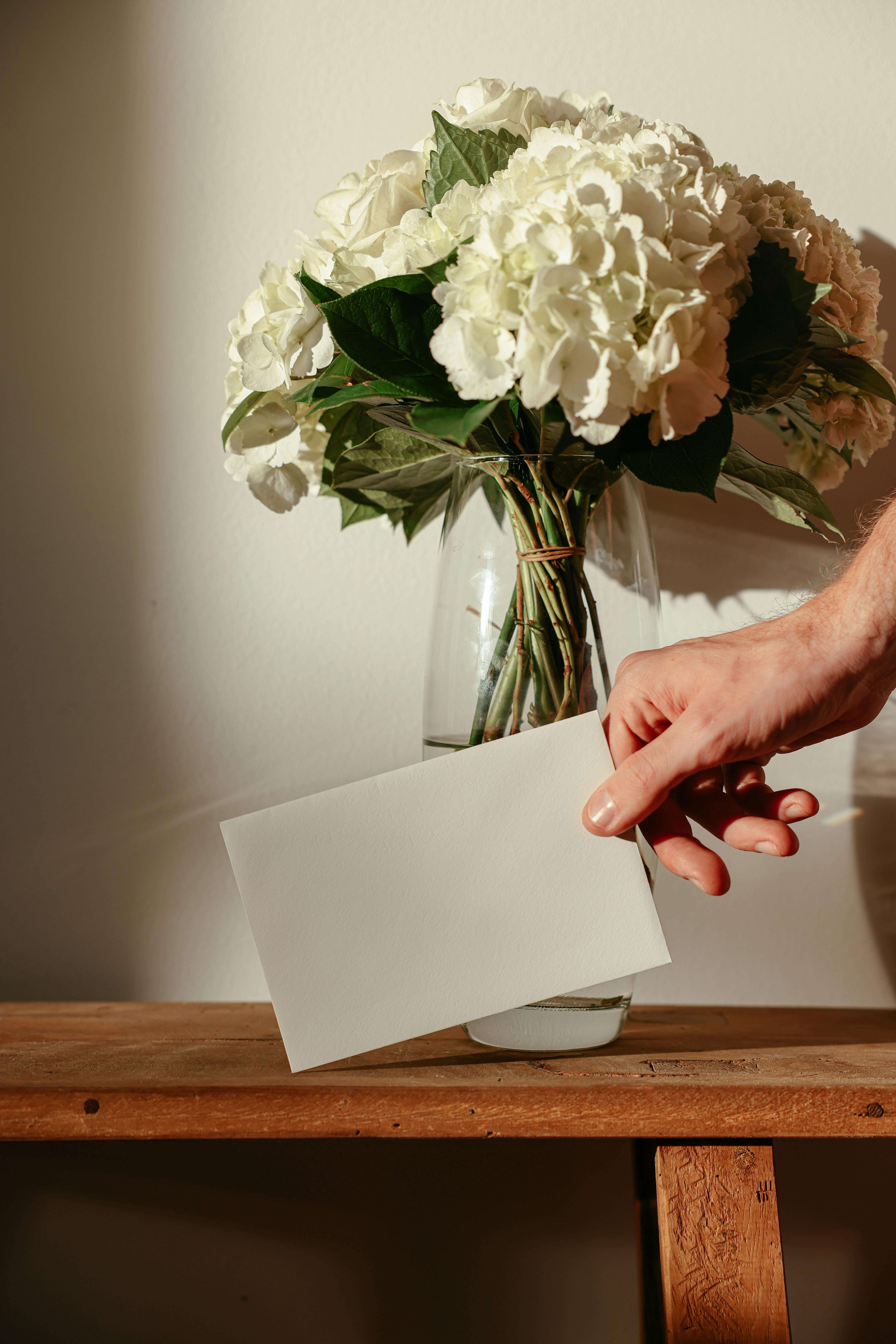Un homme tenant une enveloppe | Source : Pexels