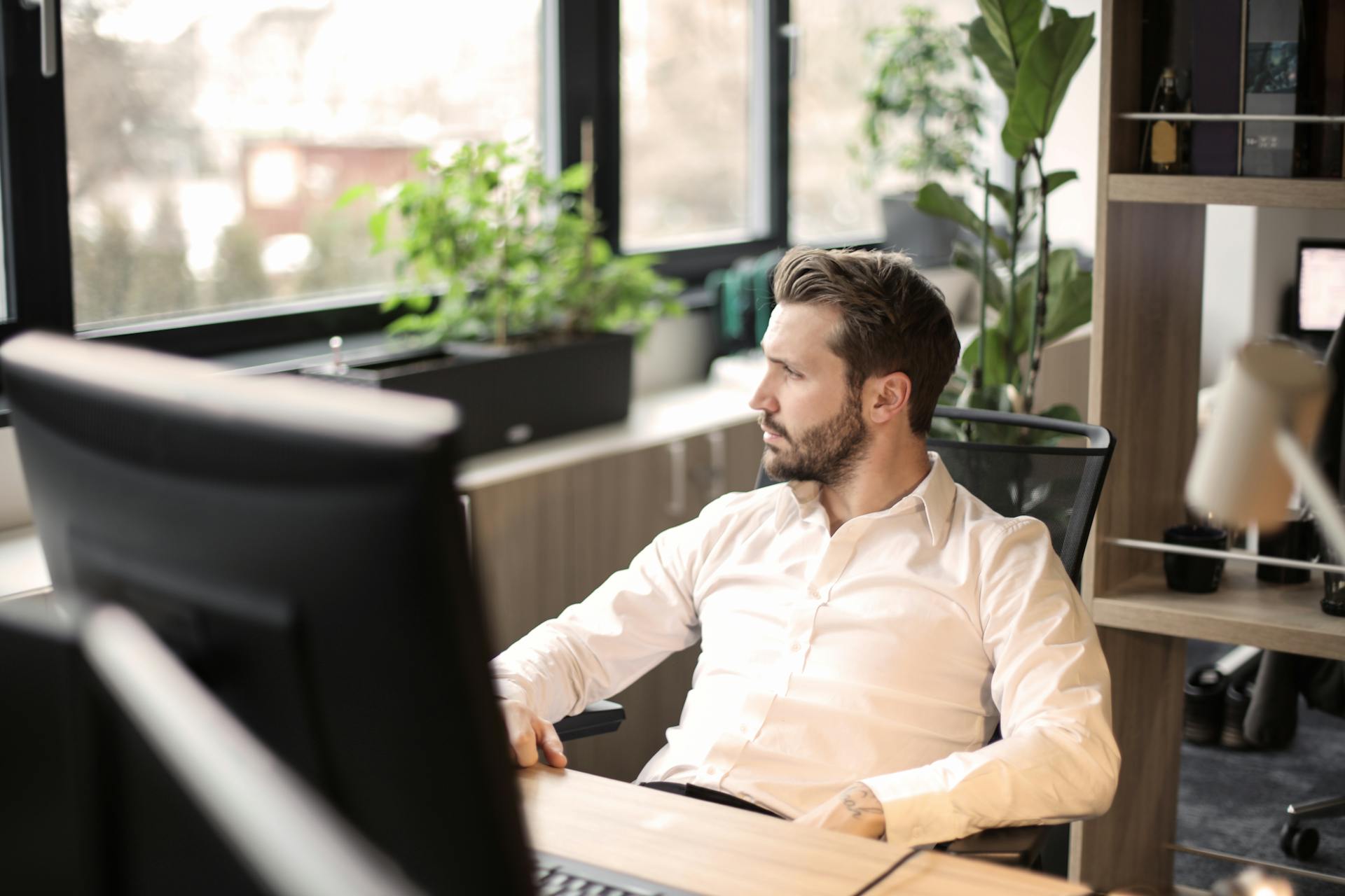 Un homme assis dans son bureau | Source : Pexels