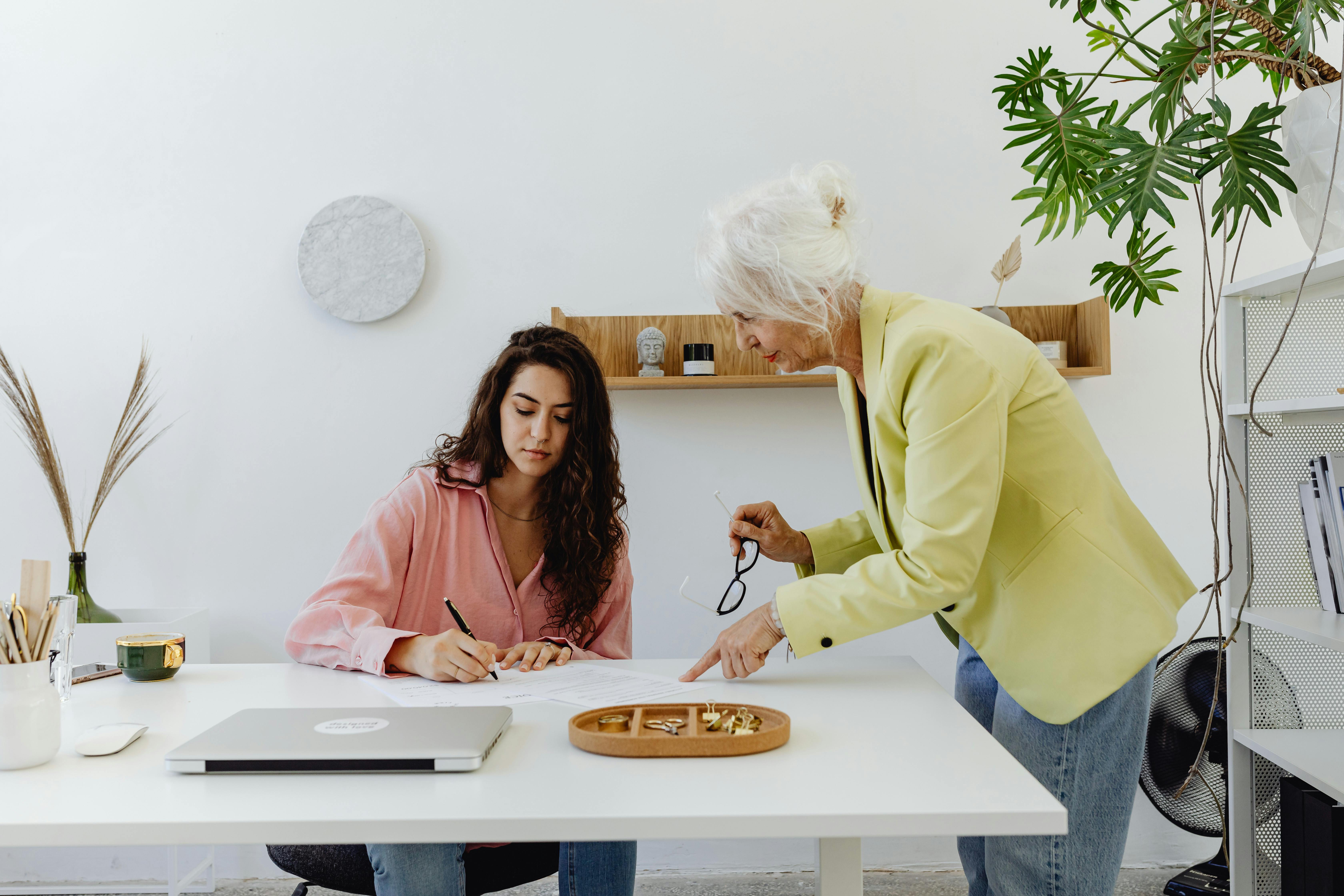 Une femme âgée et une femme plus jeune réfléchissent à des idées | Source : Pexels