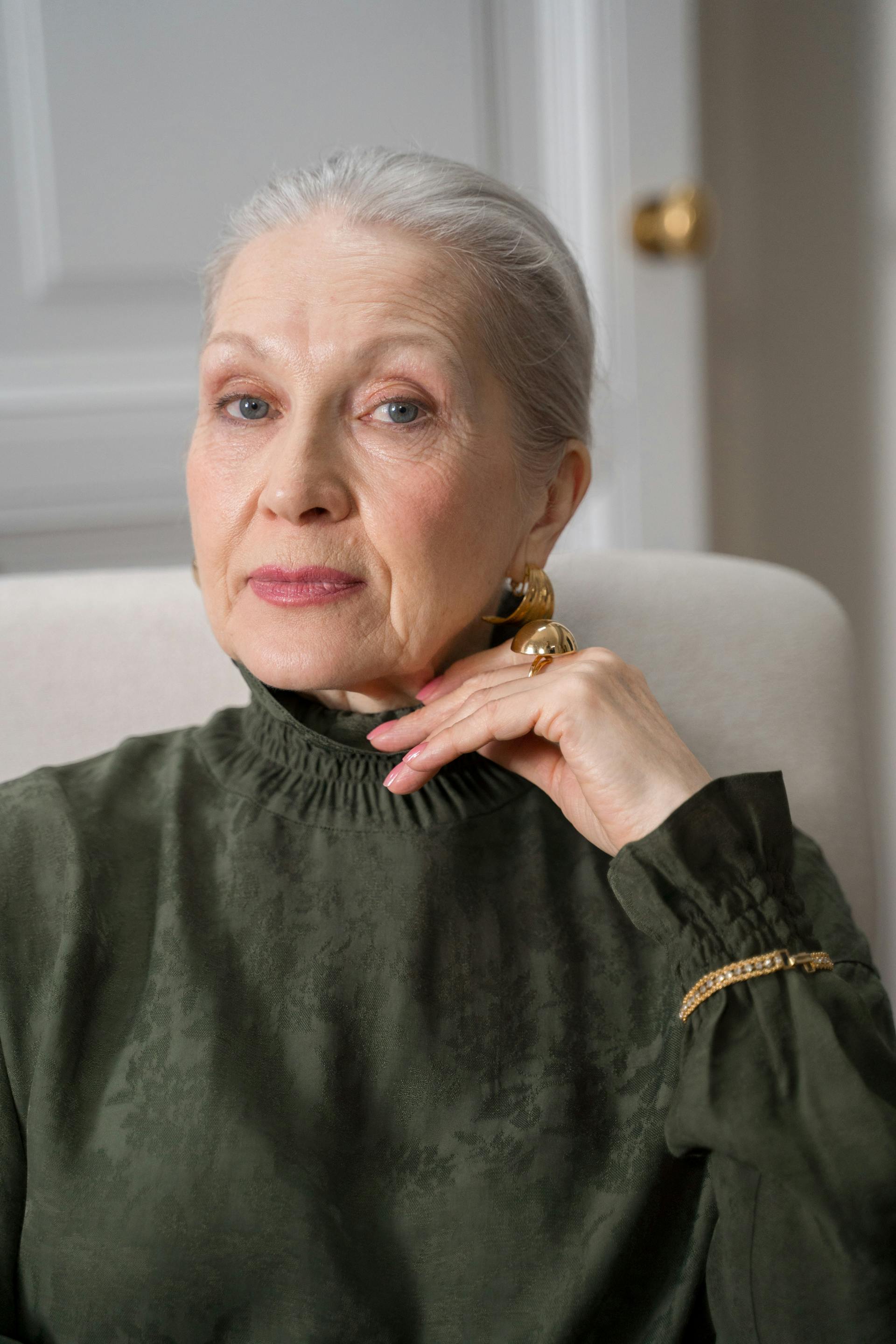 Une femme âgée assise dans un fauteuil | Source : Pexels