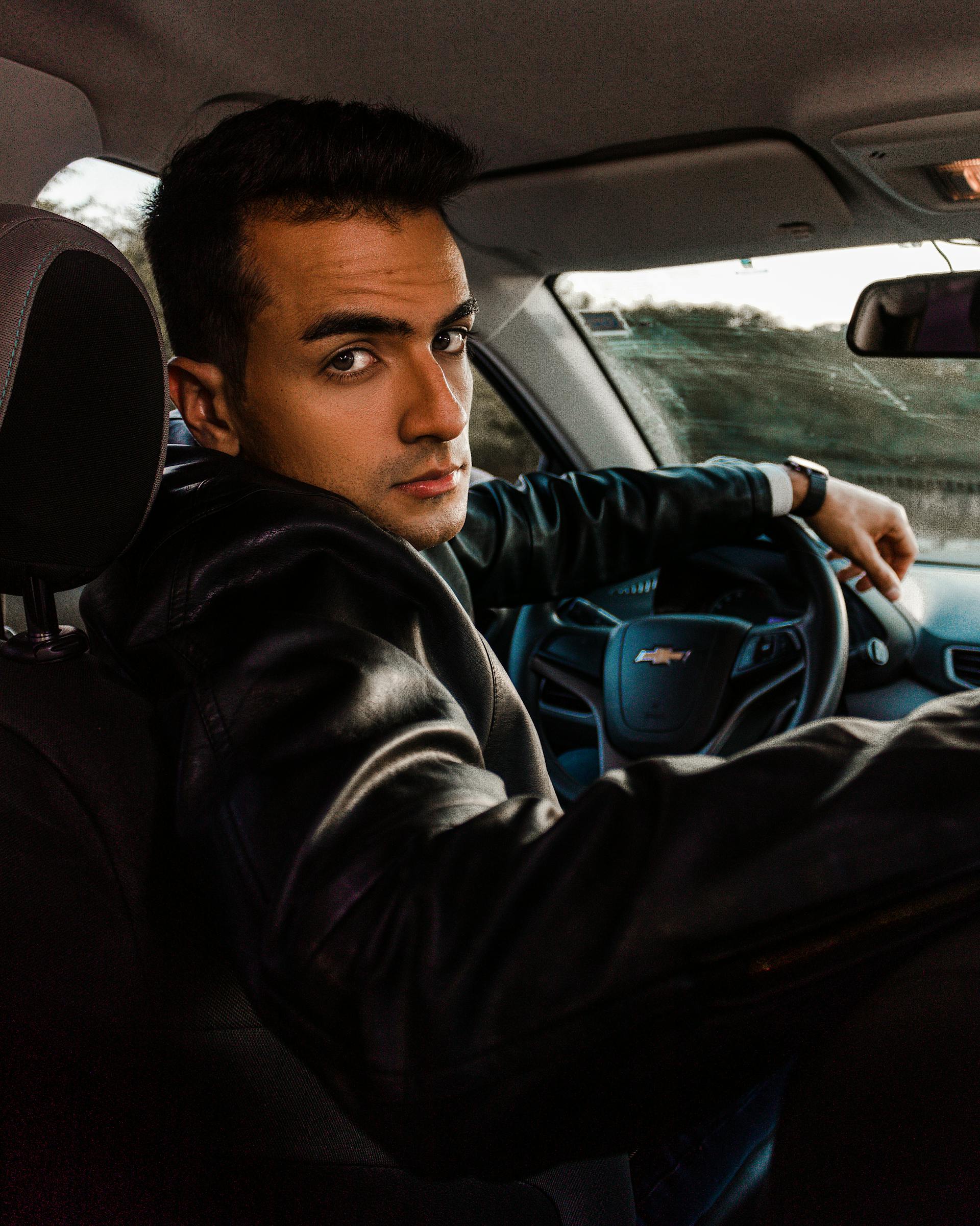 Un homme regarde en arrière dans sa voiture | Source : Pexels
