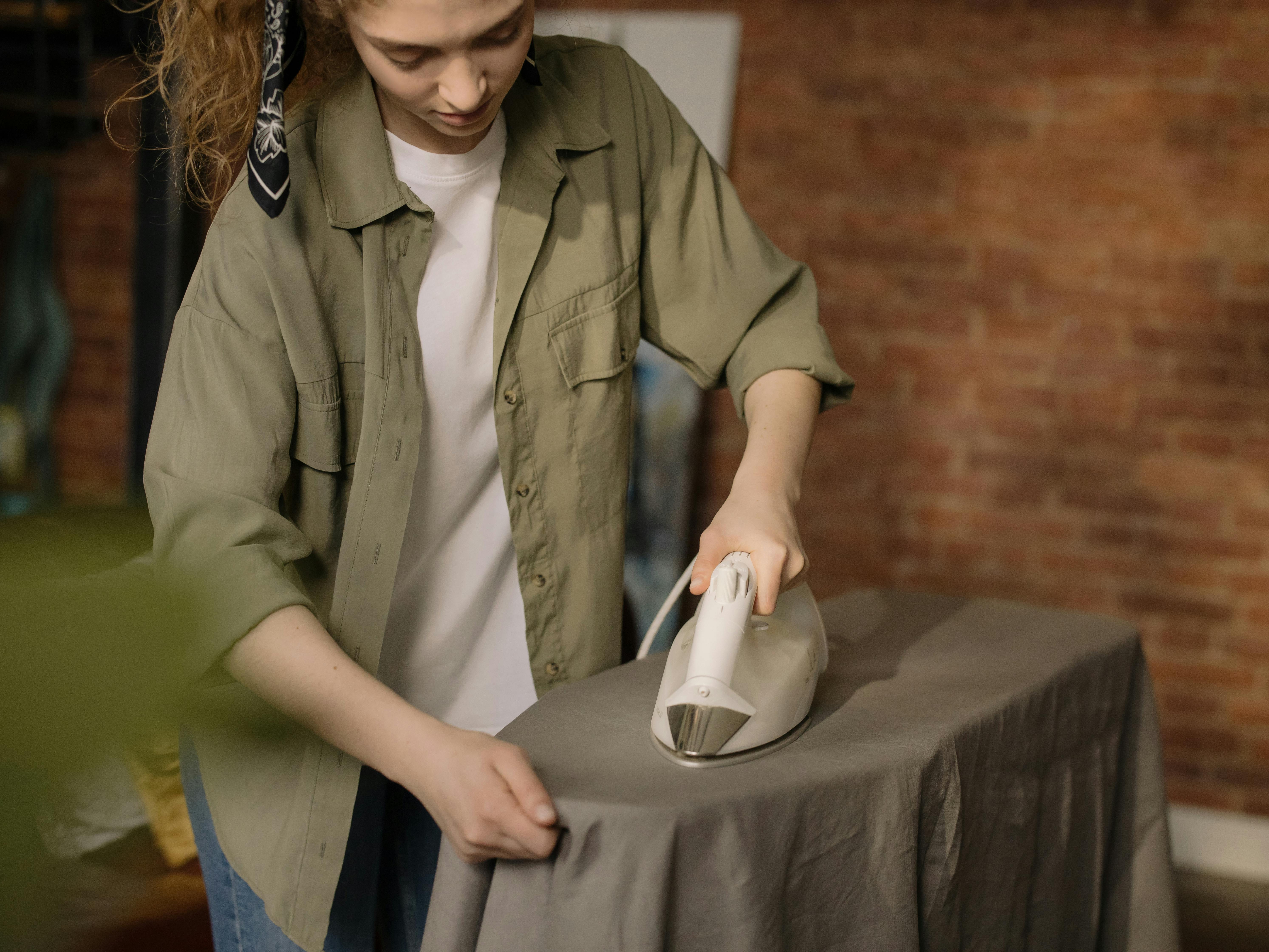 Femme repassant des vêtements | Source : Pexels