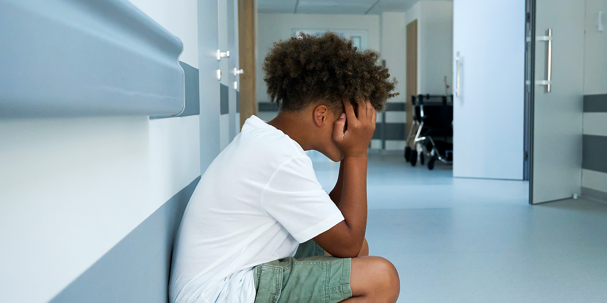 Un enfant qui pleure dans un hôpital | Source : Shutterstock