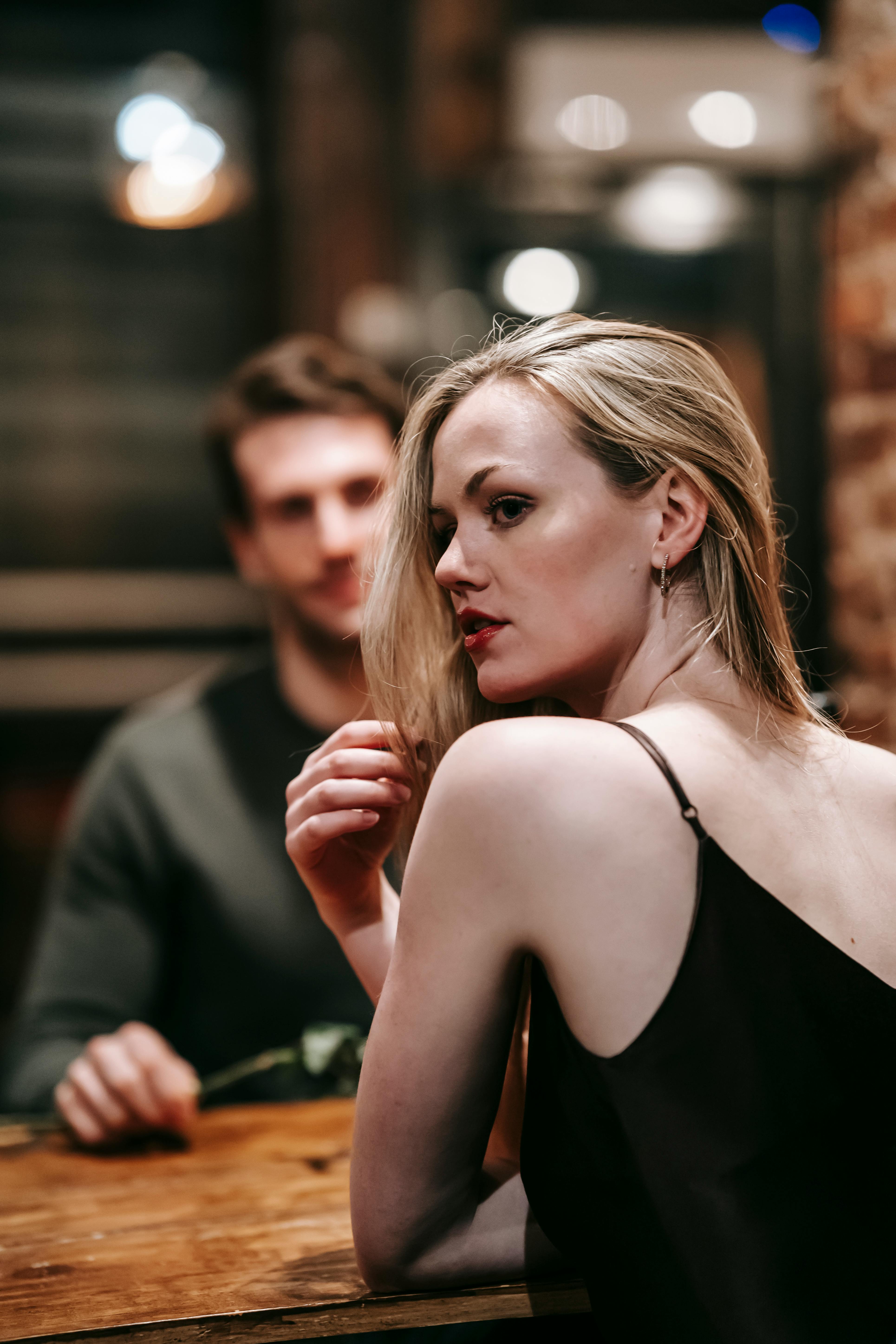 Une femme qui regarde ailleurs que l'homme avec qui elle a rendez-vous | Source : Pexels
