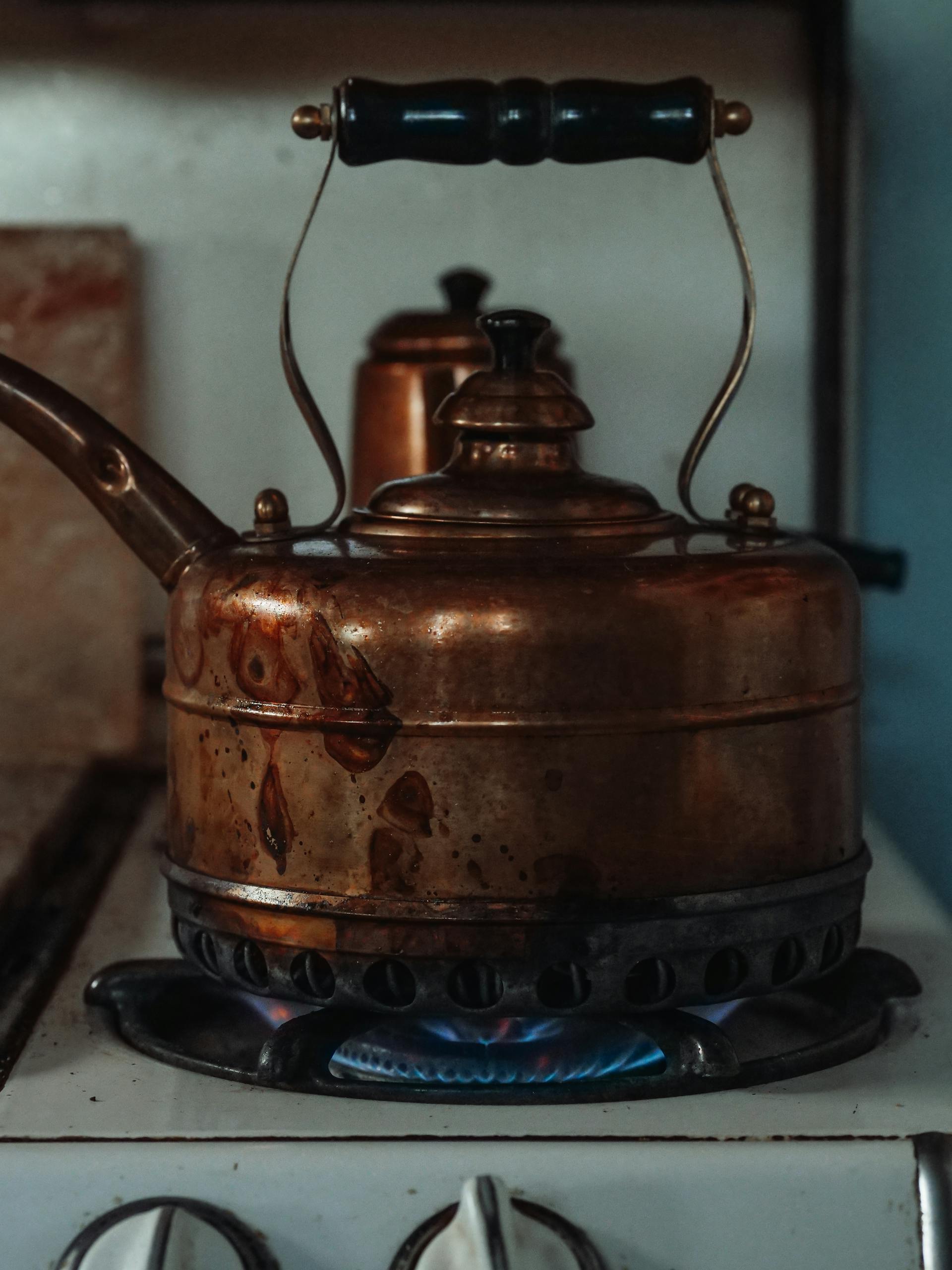 Une bouilloire sur une cuisinière à gaz | Source : Pexels