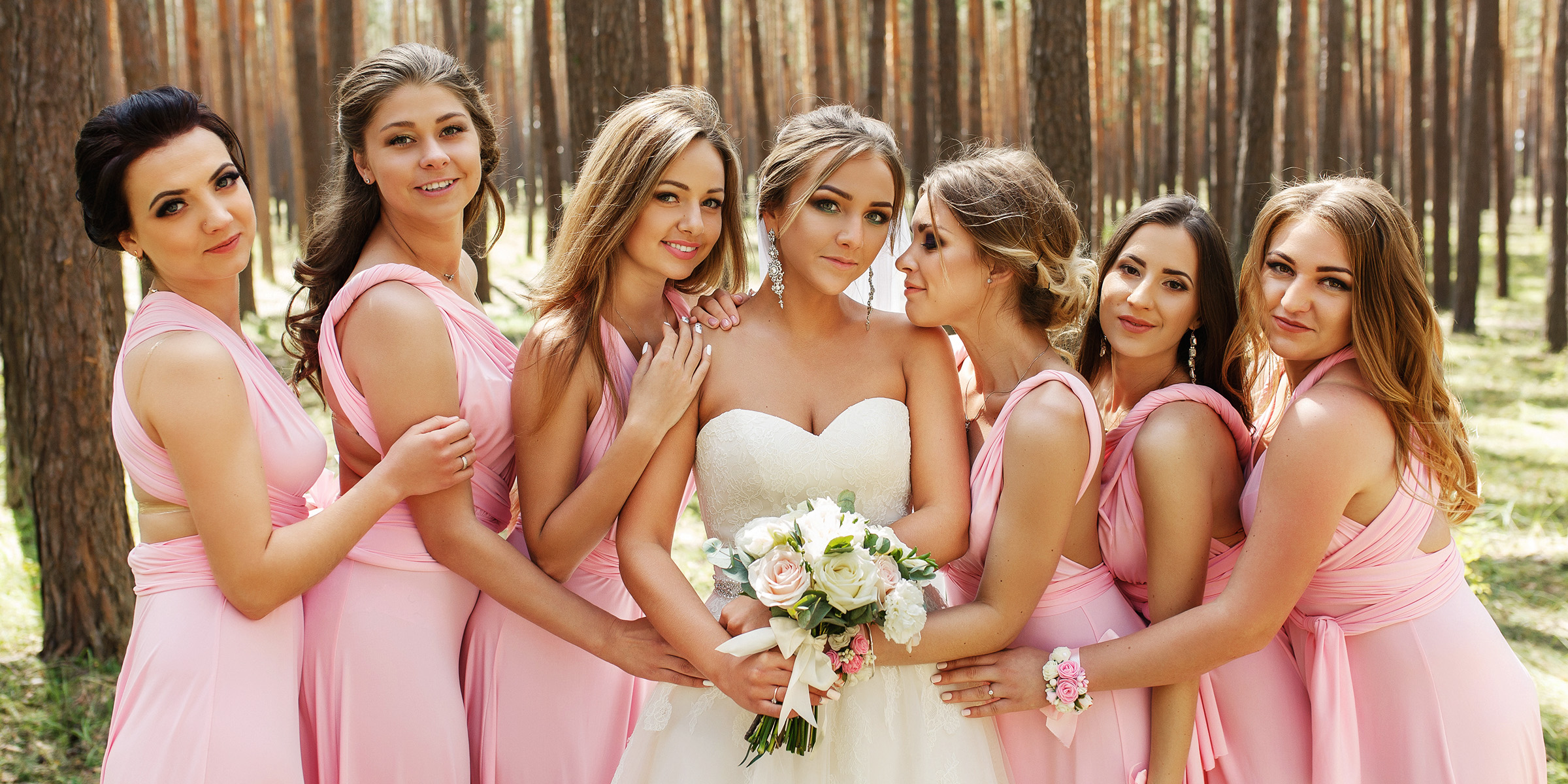 Une mariée posant avec ses six demoiselles d'honneur | Source : Shutterstock