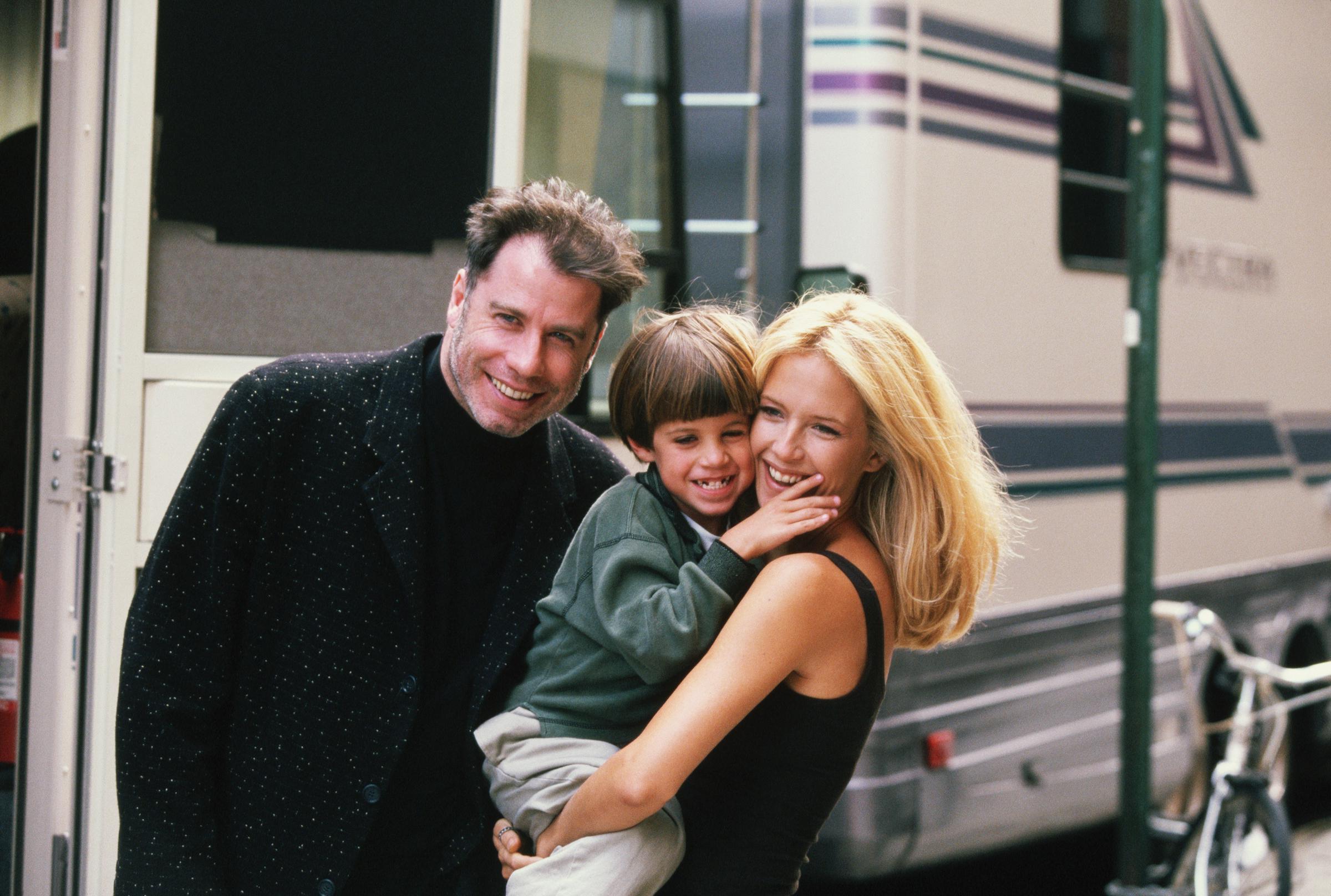 John Travolta et Kelly Preston avec leur fils, Jett, pendant le tournage du film « Addicted to Love » en 1997. | Source : Getty Images