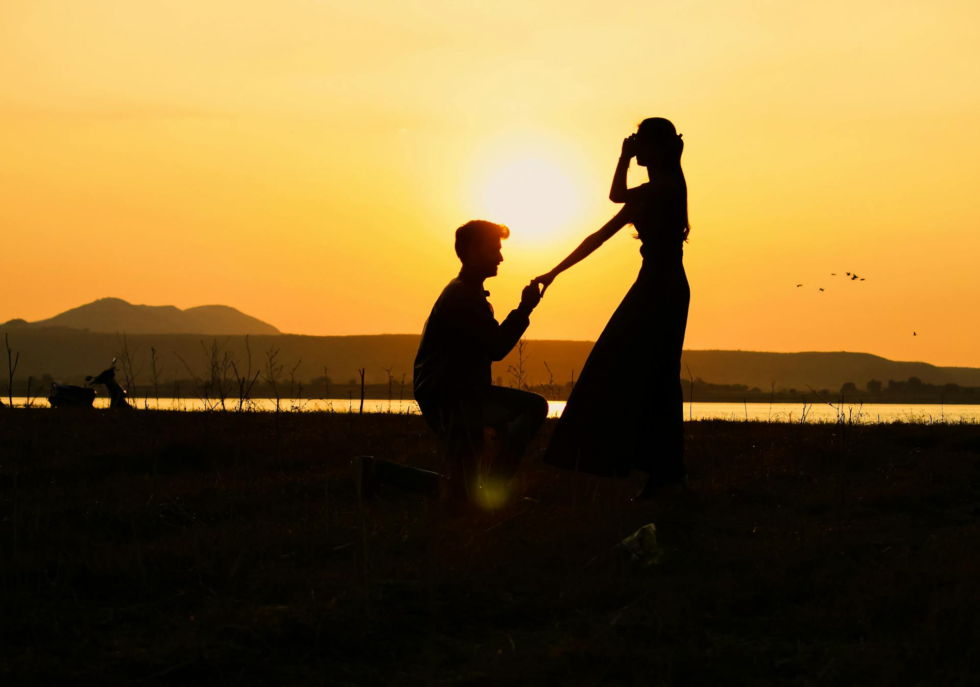 Silhouette d'un homme qui demande sa petite amie en mariage | Source : Pexels