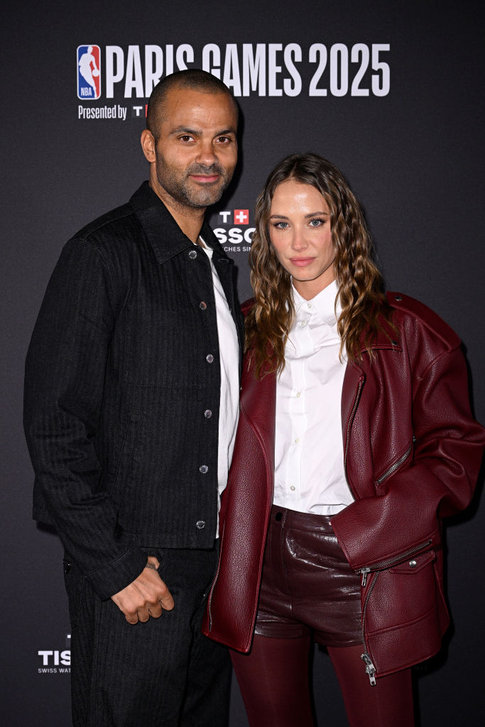 PARIS, FRANCE - 23 JANVIER : Tony Parker et Agathe Teyssier au Tissot Live Bar lors du NBA Paris Game 2025 à l'AccorHotels Arena le 23 janvier 2025 à Paris, France. (Photo par Kristy Sparow/Getty Images pour Tissot)