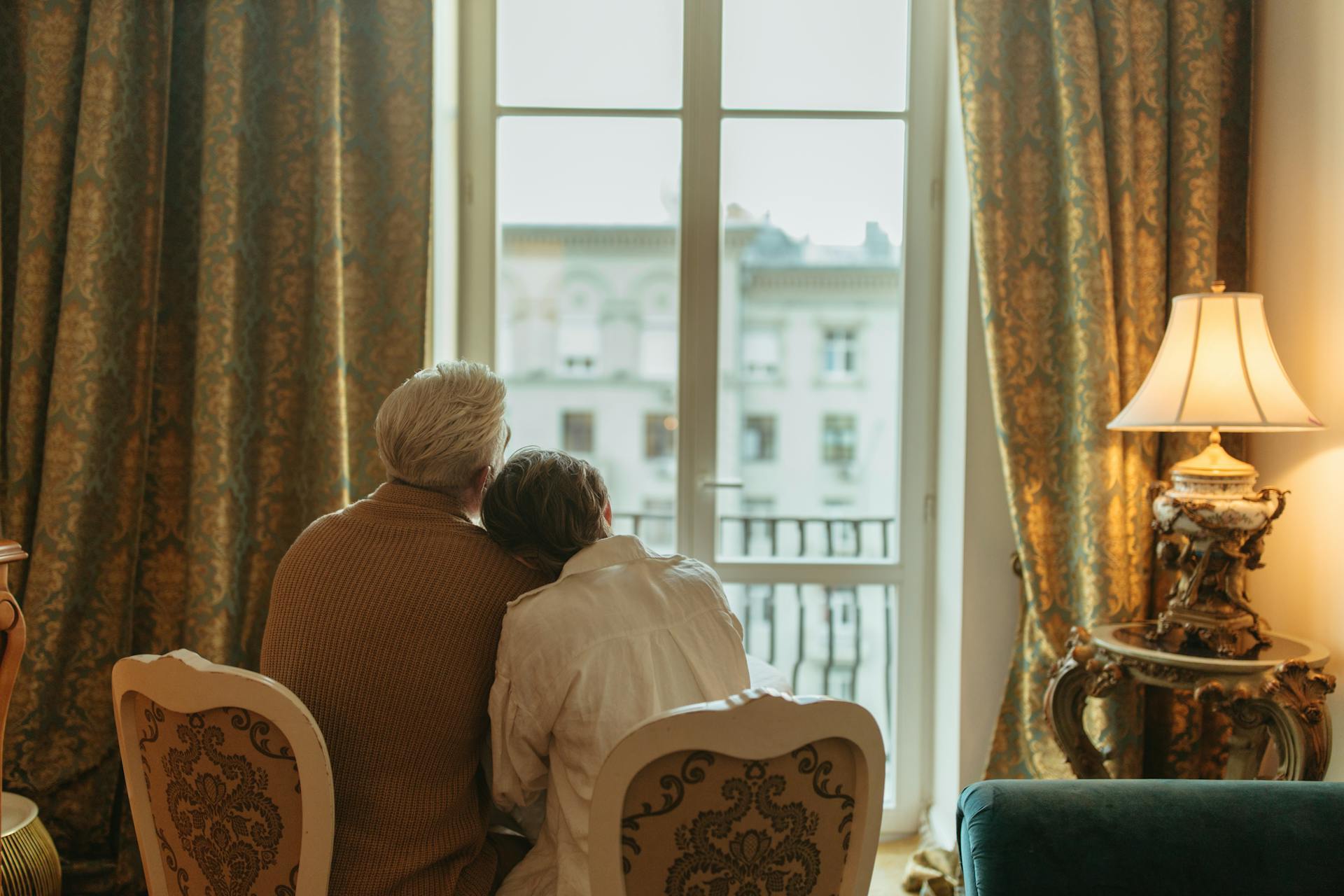 Un couple de seniors qui regarde par la fenêtre | Source : Pexels