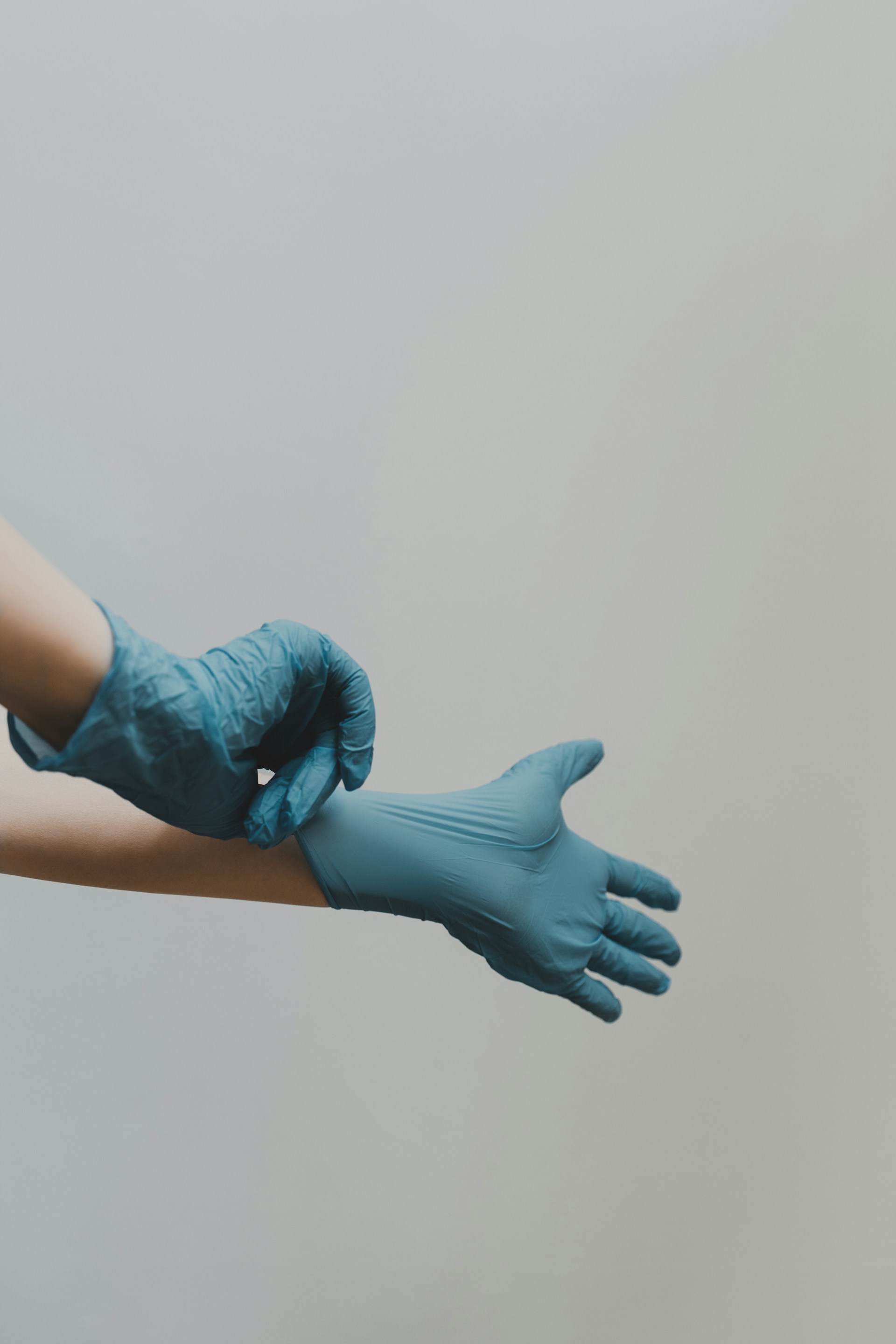 Un médecin qui enfile des gants chirurgicaux | Source : Unsplash