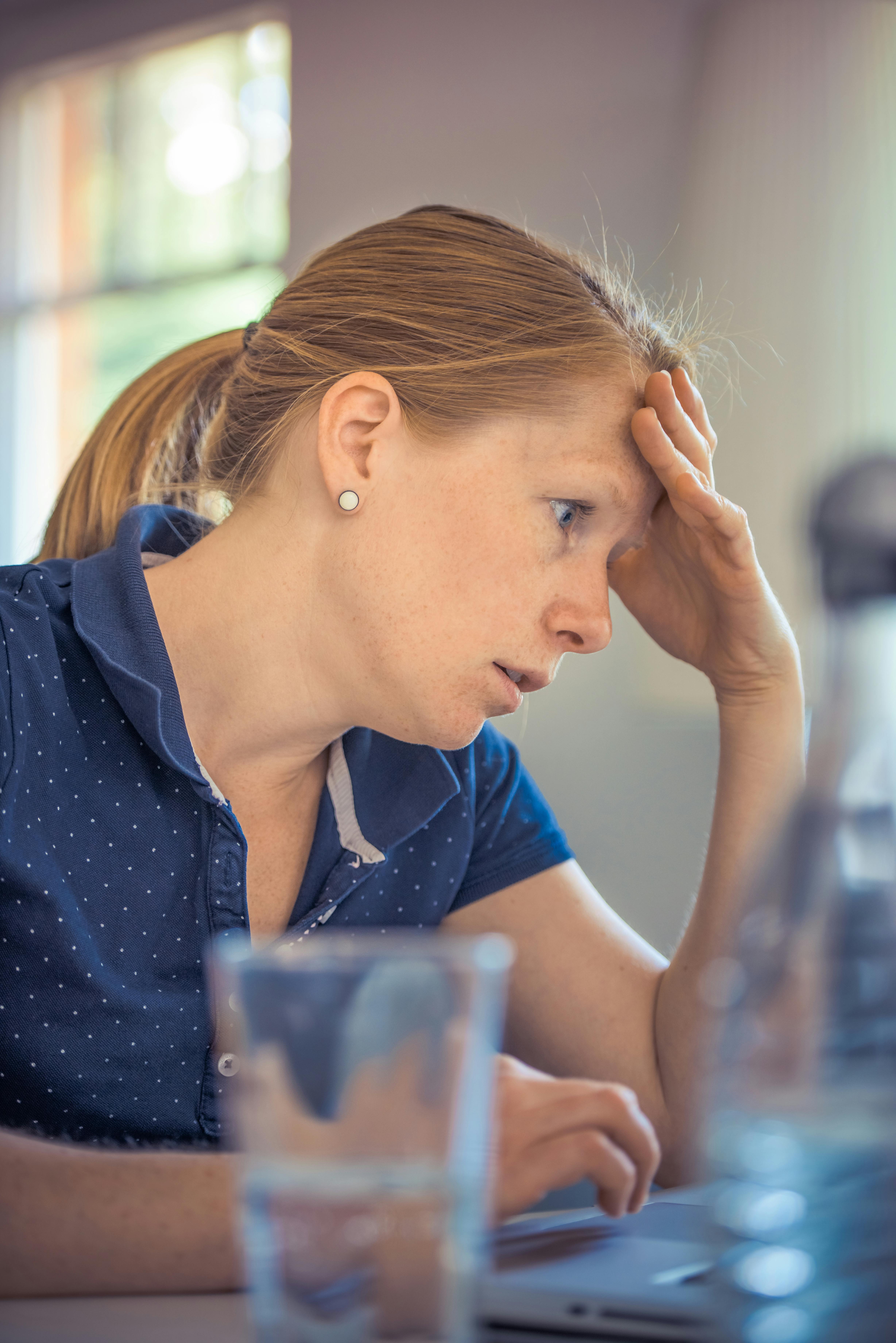 Une femme qui réfléchit | Source : Pexels
