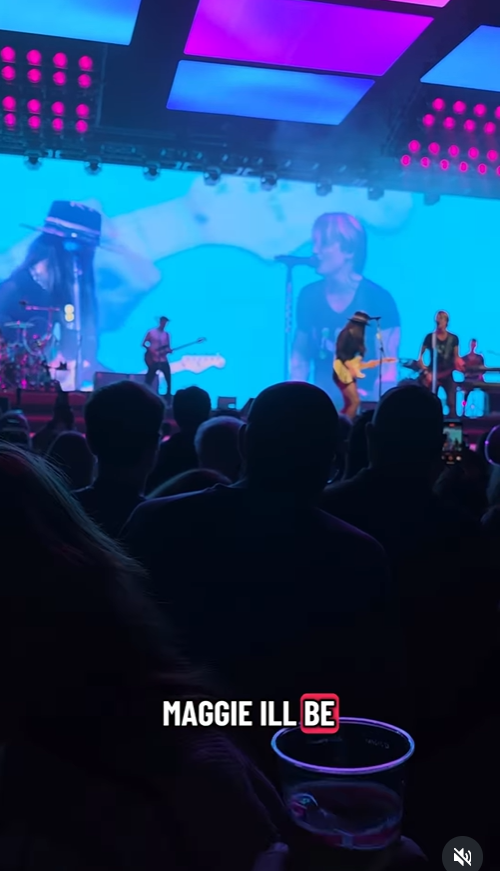 Keith Urban interprète sa chanson « The Fighter » avec les paroles modifiées sur scène, d'après une vidéo publiée le 1er octobre 2025 | Source : Instagram/maggie_baugh