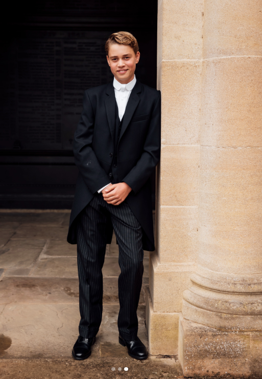 Sur un autre portrait en pied, George posait à côté d'une colonne en pierre dans son nouvel uniforme d'Eton. Son air de plus en plus mûr est devenu un sujet récurrent chez les internautes. | Source : Instagram/princeandprincessofwales