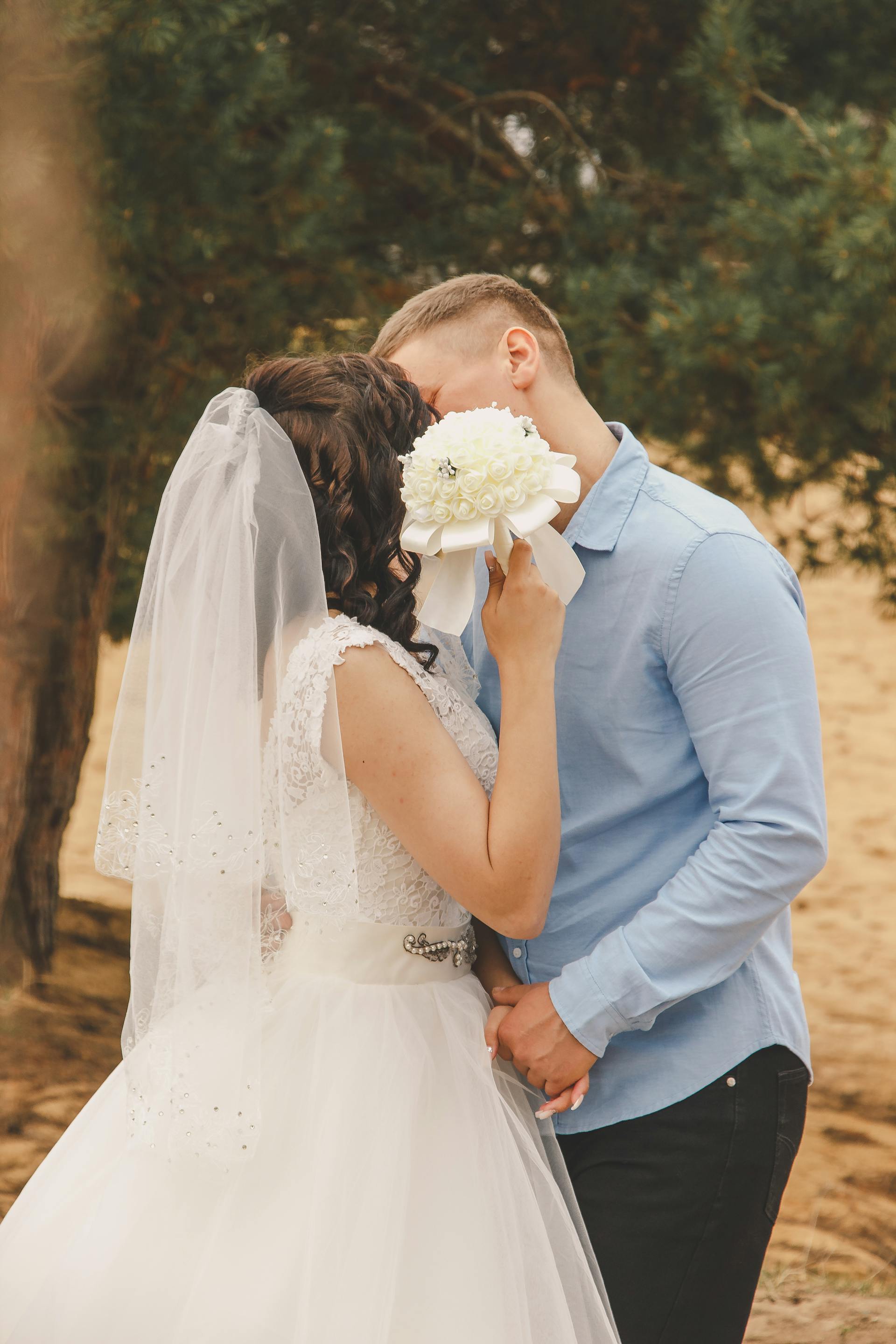 Une mariée et un marié qui s'embrassent | Source : Pexels