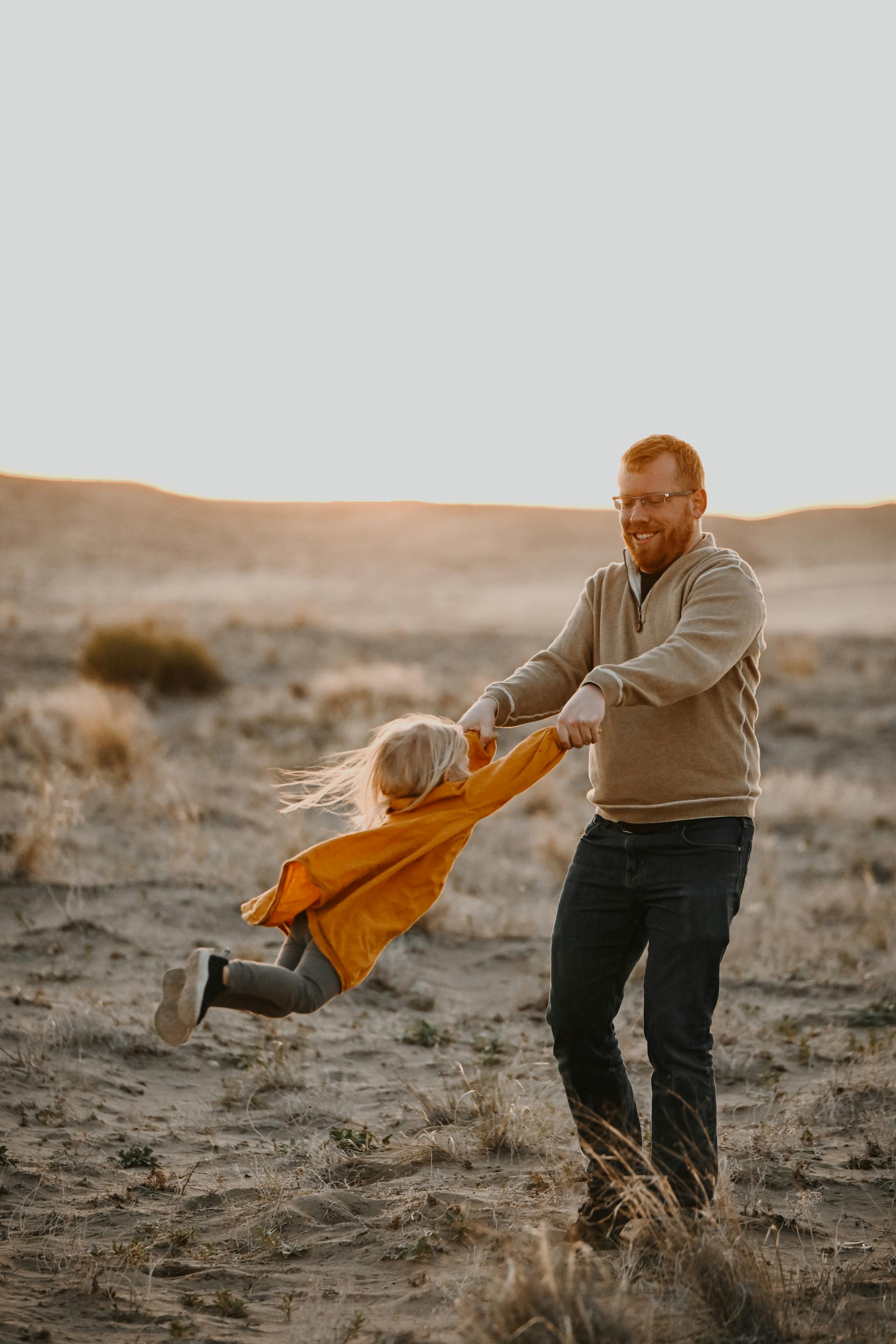 Un père jouant avec sa fille | Source : Pexels