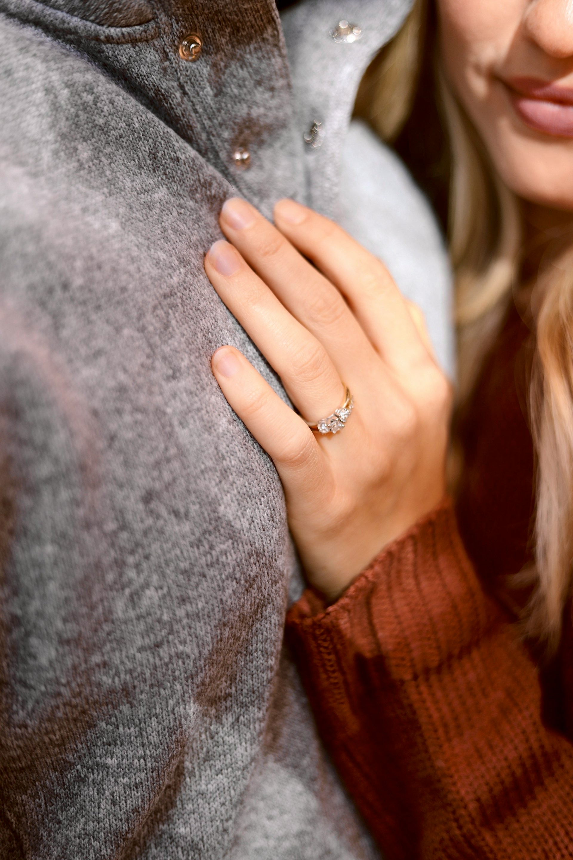Une femme ravie embrassant son partenaire tout en exhibant sa bague de fiançailles | Source : Unsplash