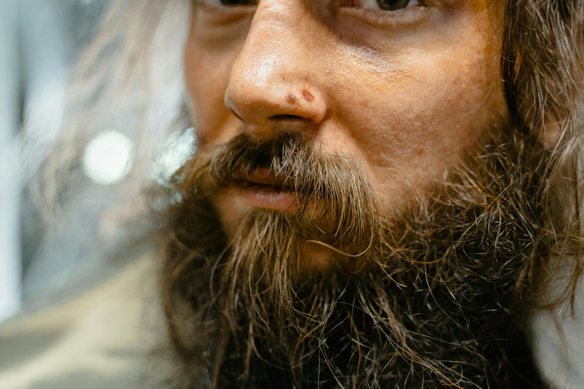Gros plan d'un homme avec une barbe | Source : Pexels