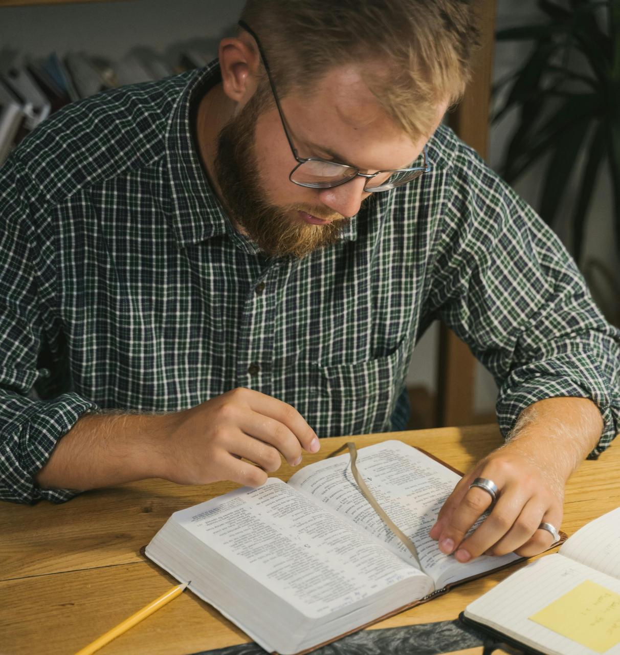 Un homme lisant un livre | Source : Pexels