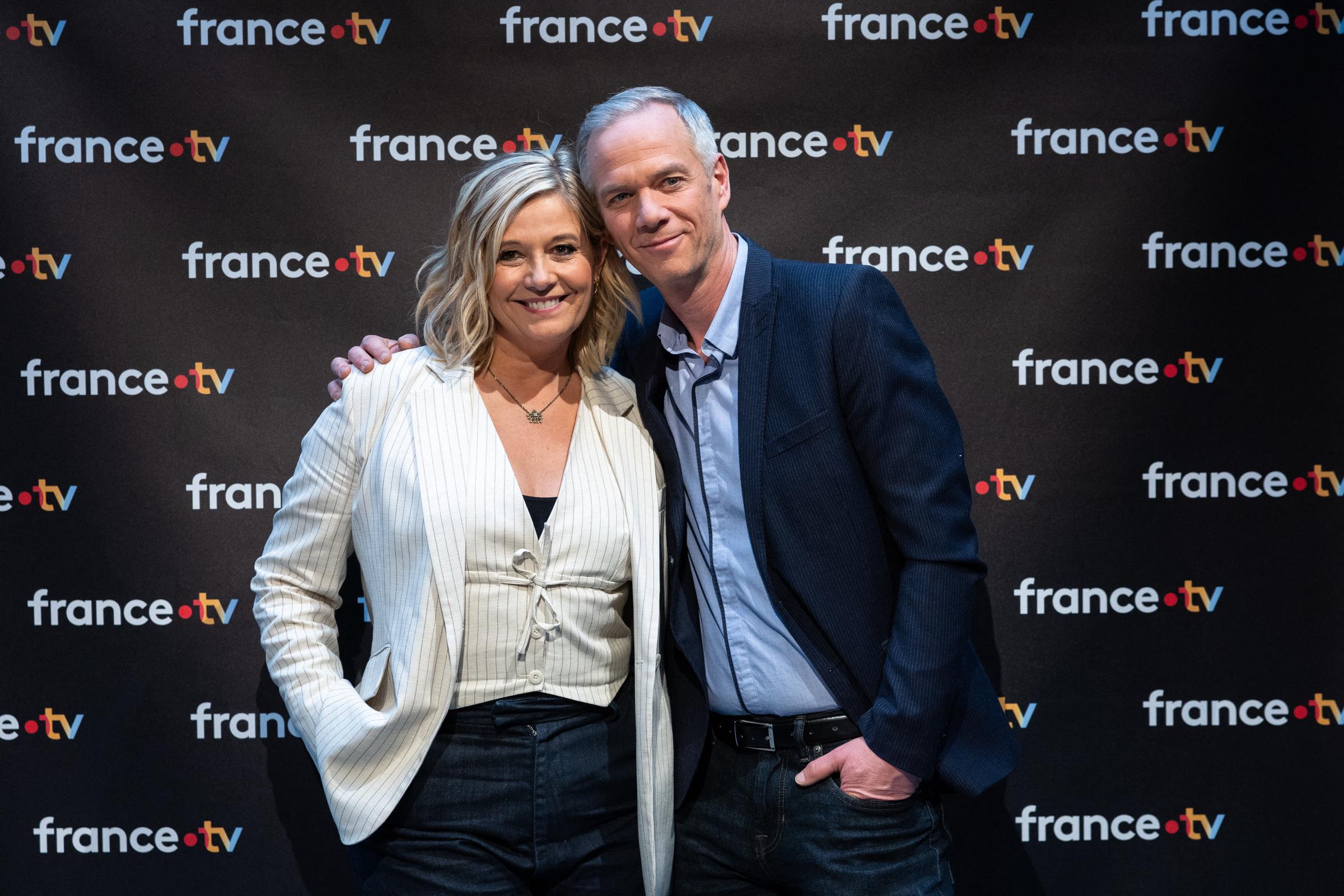 Les animateurs de télévision français Flavie Flament (à gauche) et Julien Arnaud posent lors de la séance photo organisée à l'occasion du 40e anniversaire de l'émission « Télématin » au siège de France Télévisions à Paris, le 6 février 2025 I Source : Getty Images