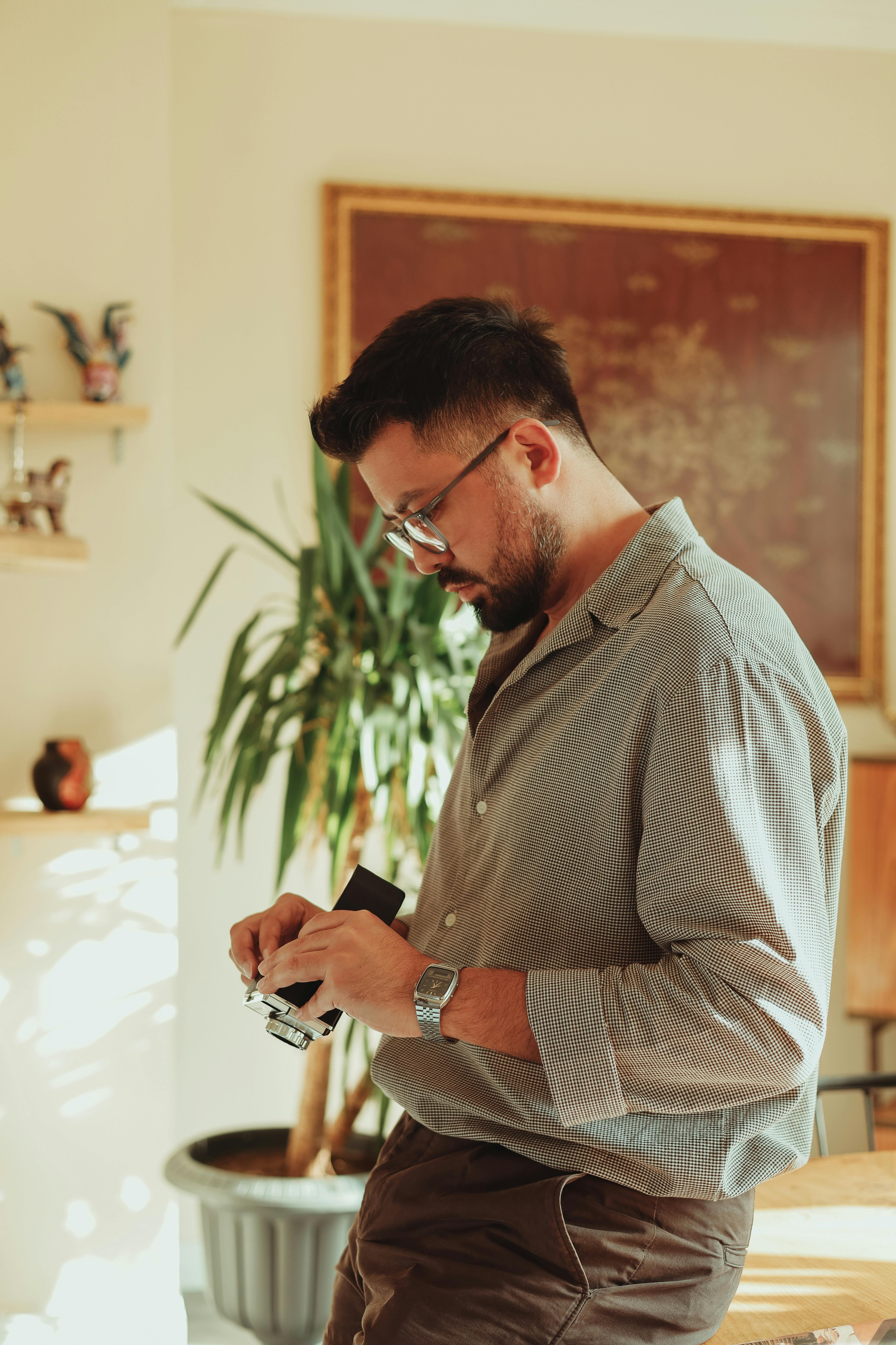 Un homme debout dans un salon | Source : Pexels