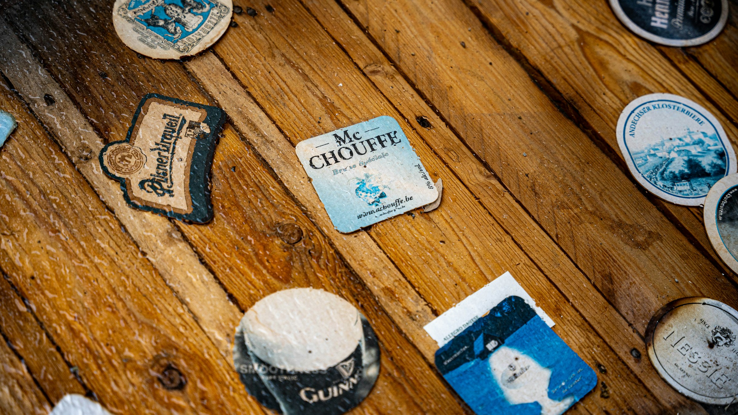Une collection de sous-verres à bière | Source : Unsplash