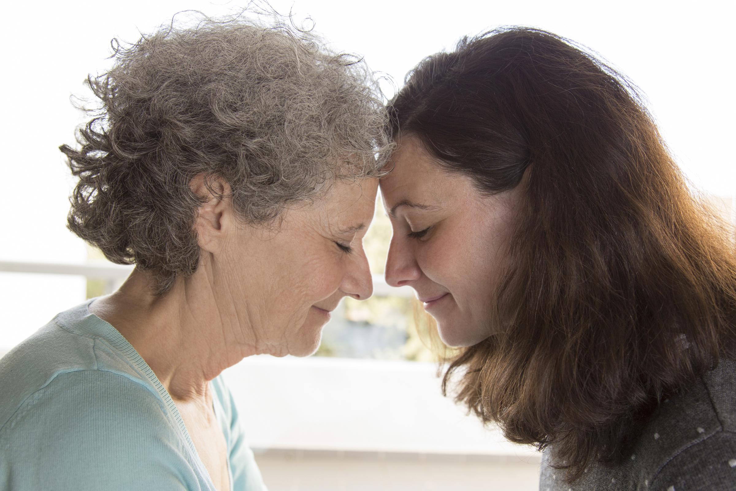 Deux femmes qui se soutiennent mutuellement | Source : Freepik