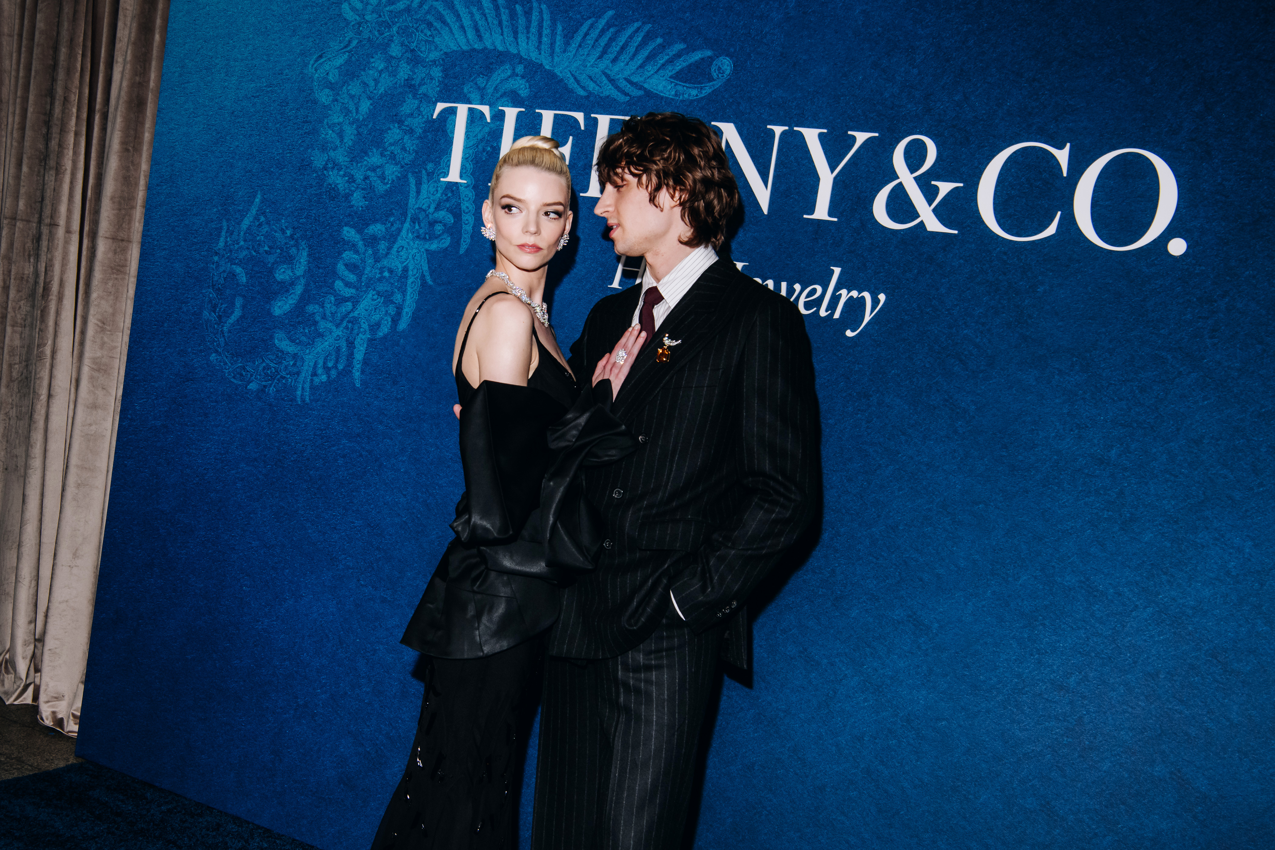 Anya Taylor-Joy et Malcolm McRae lors du gala Tiffany Blue Book, le 25 avril 2025, à New York. | Source : Getty Images