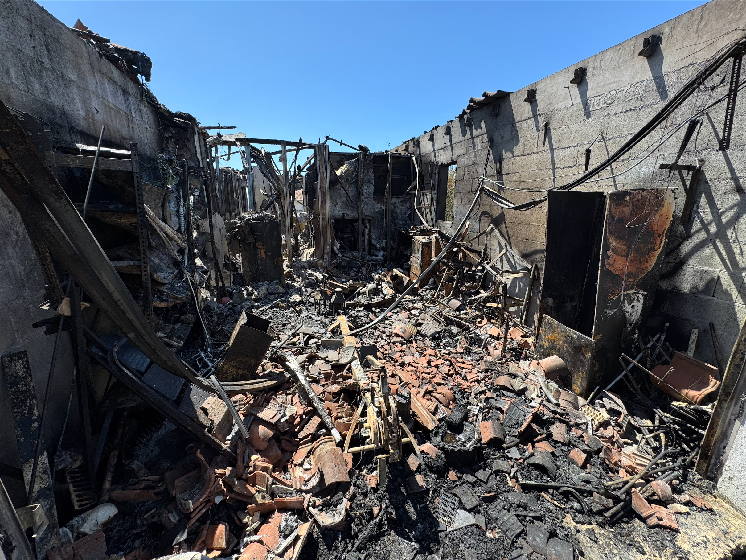 Une propriété incendiée dans le quartier de Pelouque à Marseille, dans le sud de la France, le 9 juillet 2025, après qu'un incendie a ravagé des zones proches du centre de la ville portuaire méditerranéenne I Source : Getty Images
