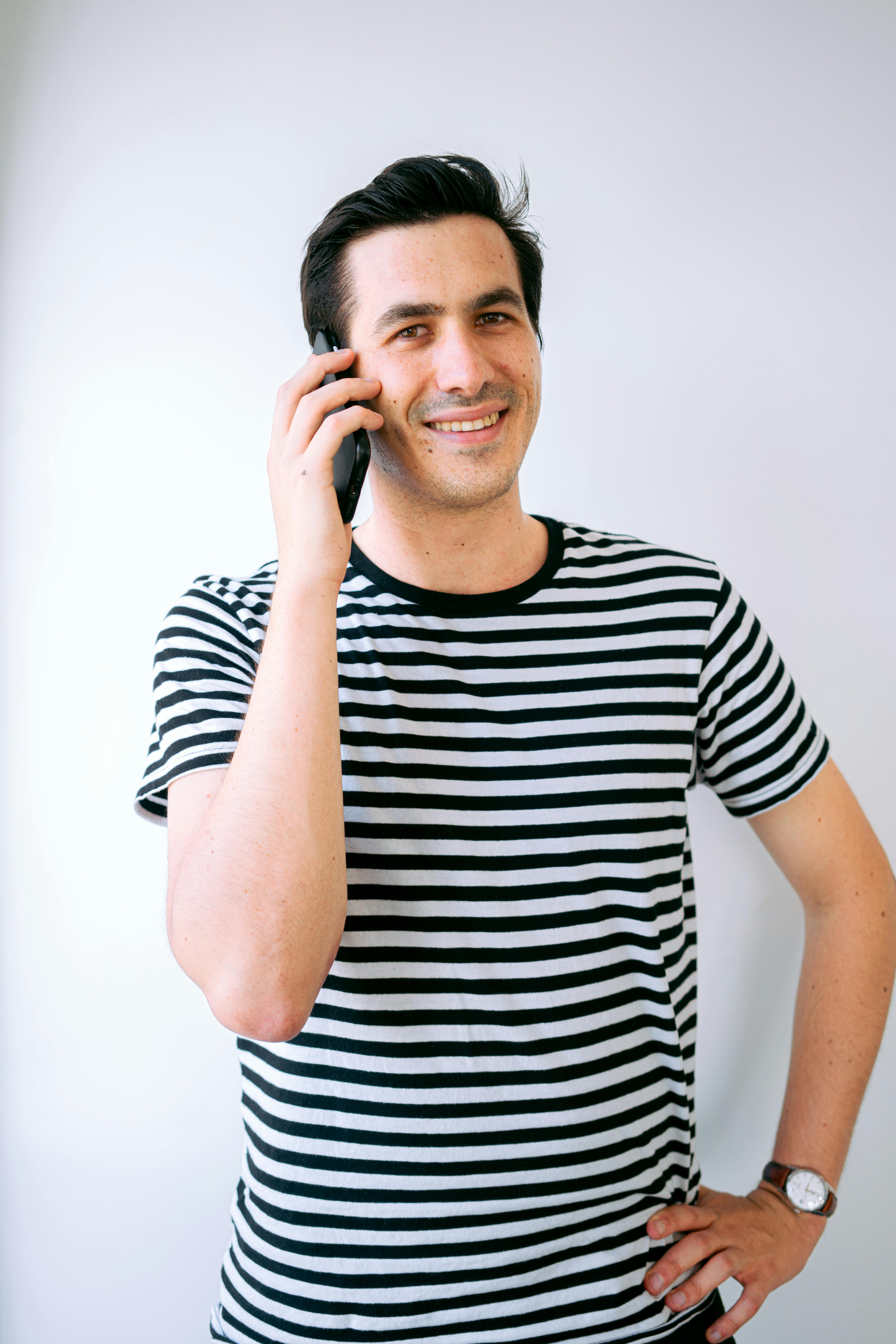 Un homme rieur parle au téléphone | Source : Pexels