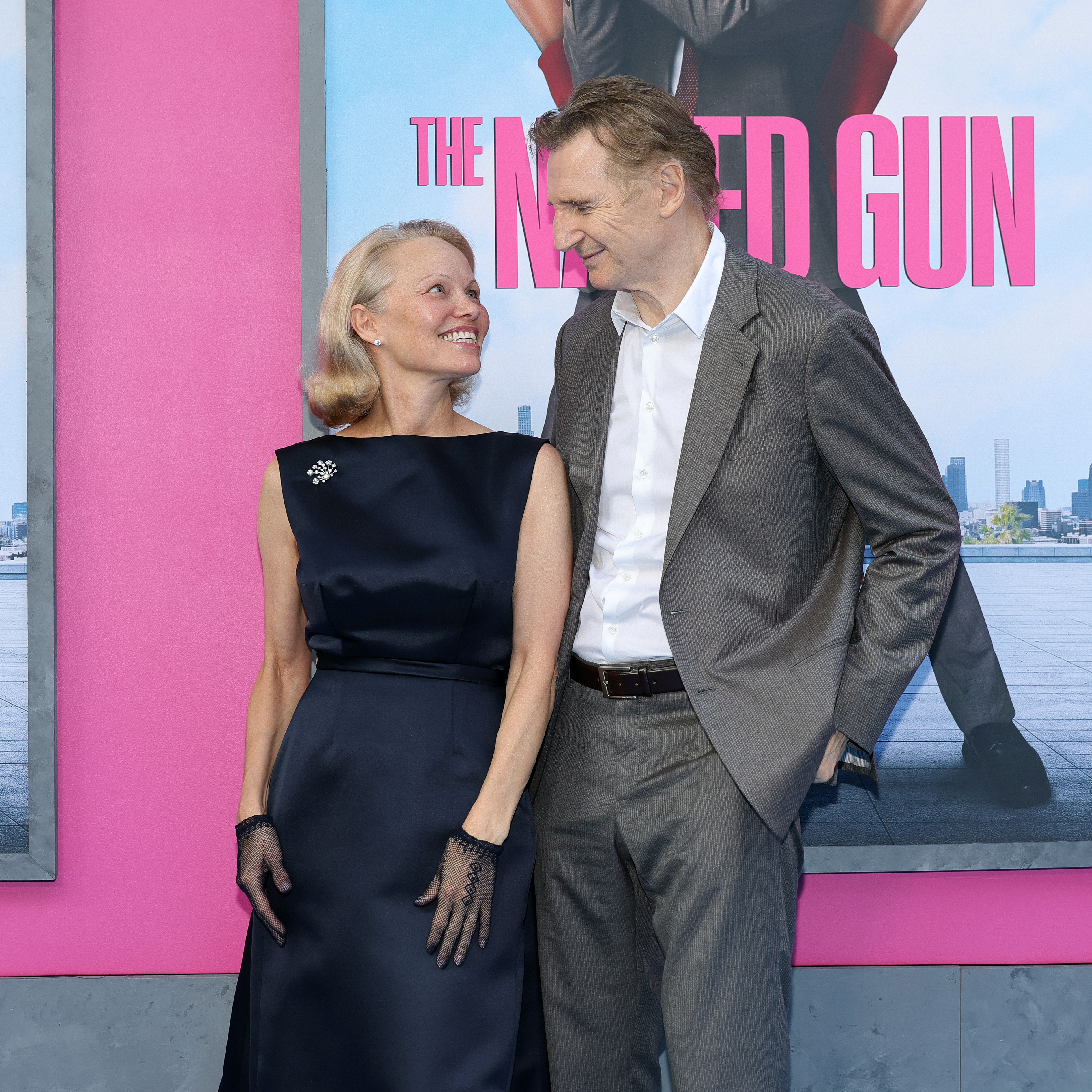 Pamela Anderson et Liam Neeson assistent à la première new-yorkaise de « The Naked Gun » le 28 juillet 2025 à New York. | Source : Getty Images