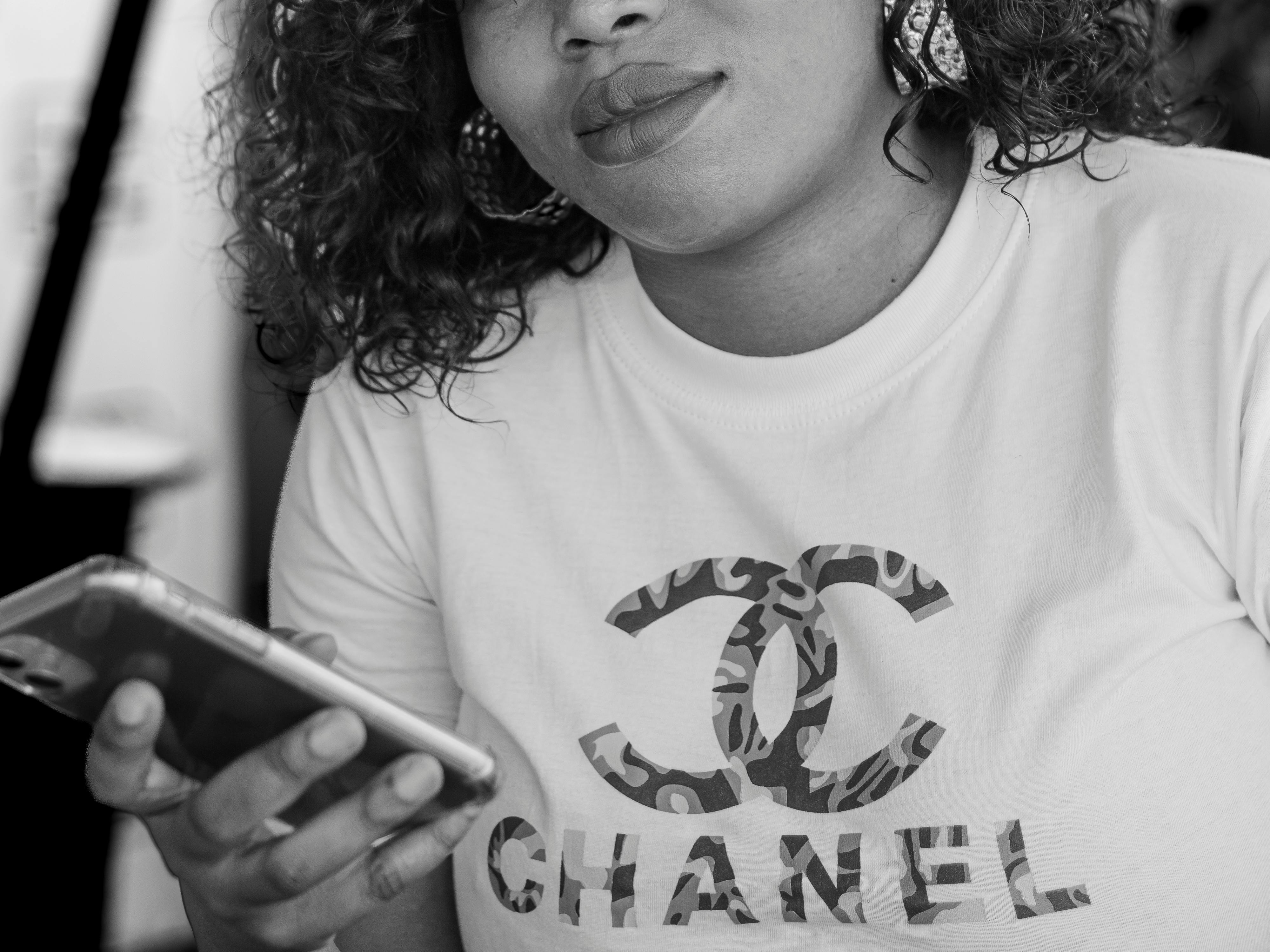 Une femme souriante, tenant un téléphone portable | Source : Pexels