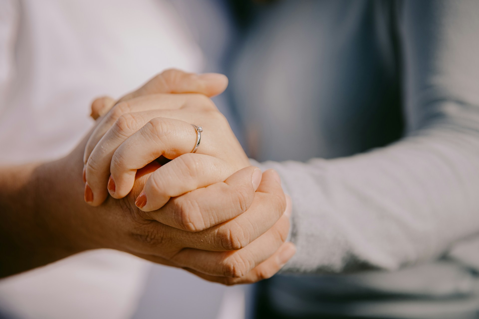 Un couple se tenant par la main | Source : Unsplash
