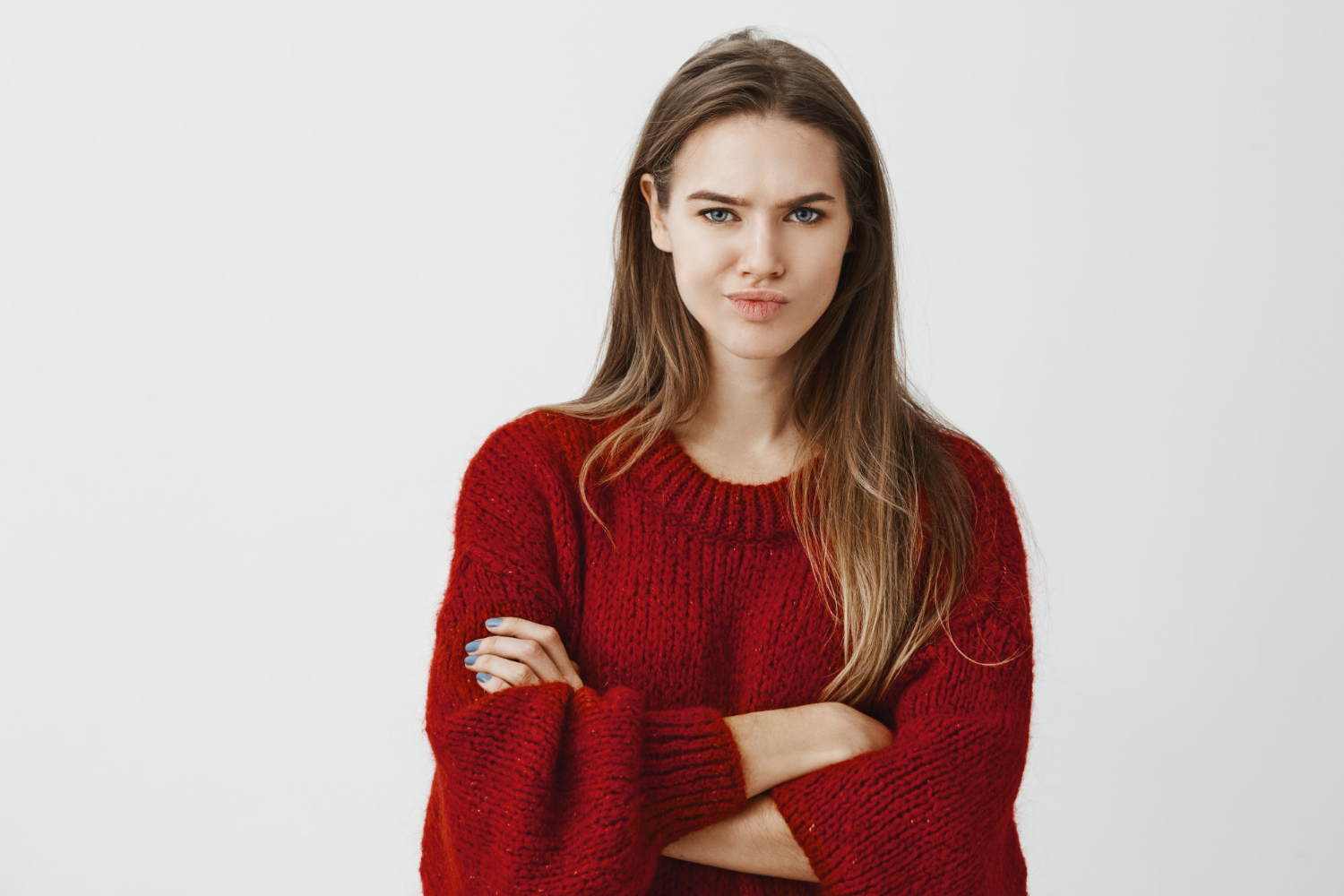 Une femme les bras croisés | Source : Freepik