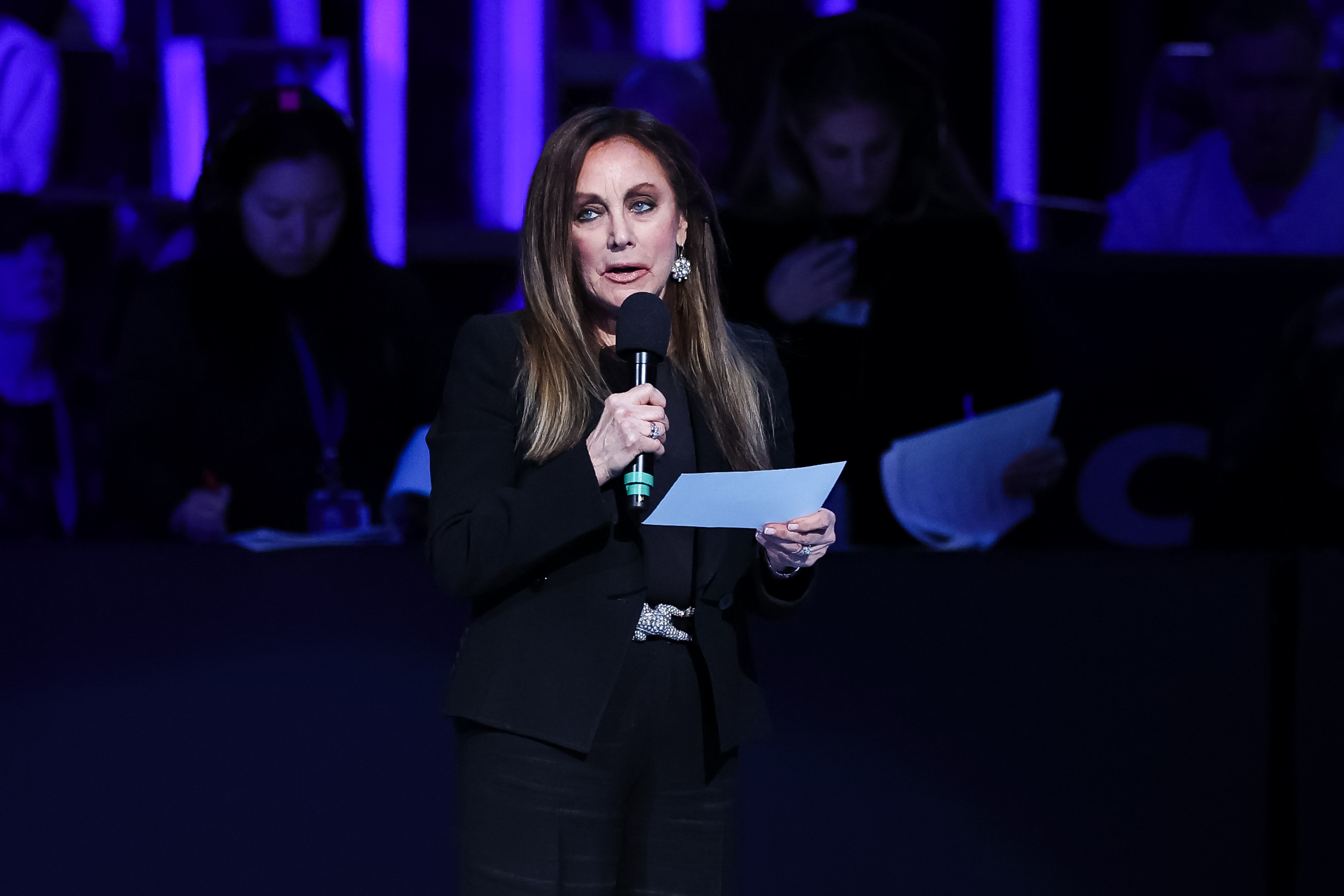 Peggy Fleming s'exprimant lors du gala de bienfaisance « Legacy On Ice » organisé par l'association américaine de patinage artistique à Washington, D.C., le 2 mars 2025. | Source : Getty Images