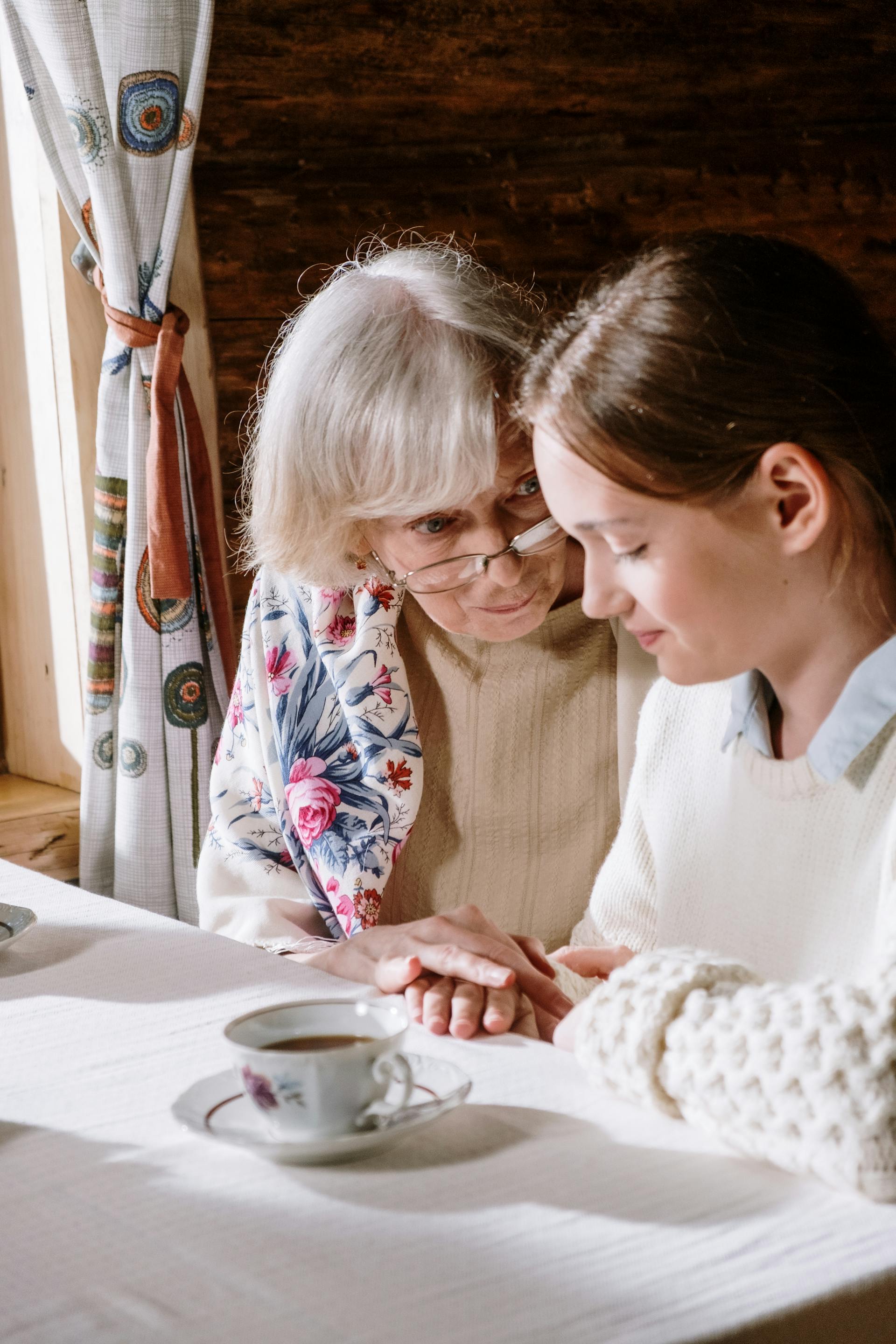 Une adolescente et sa grand-mère | Source : Pexels