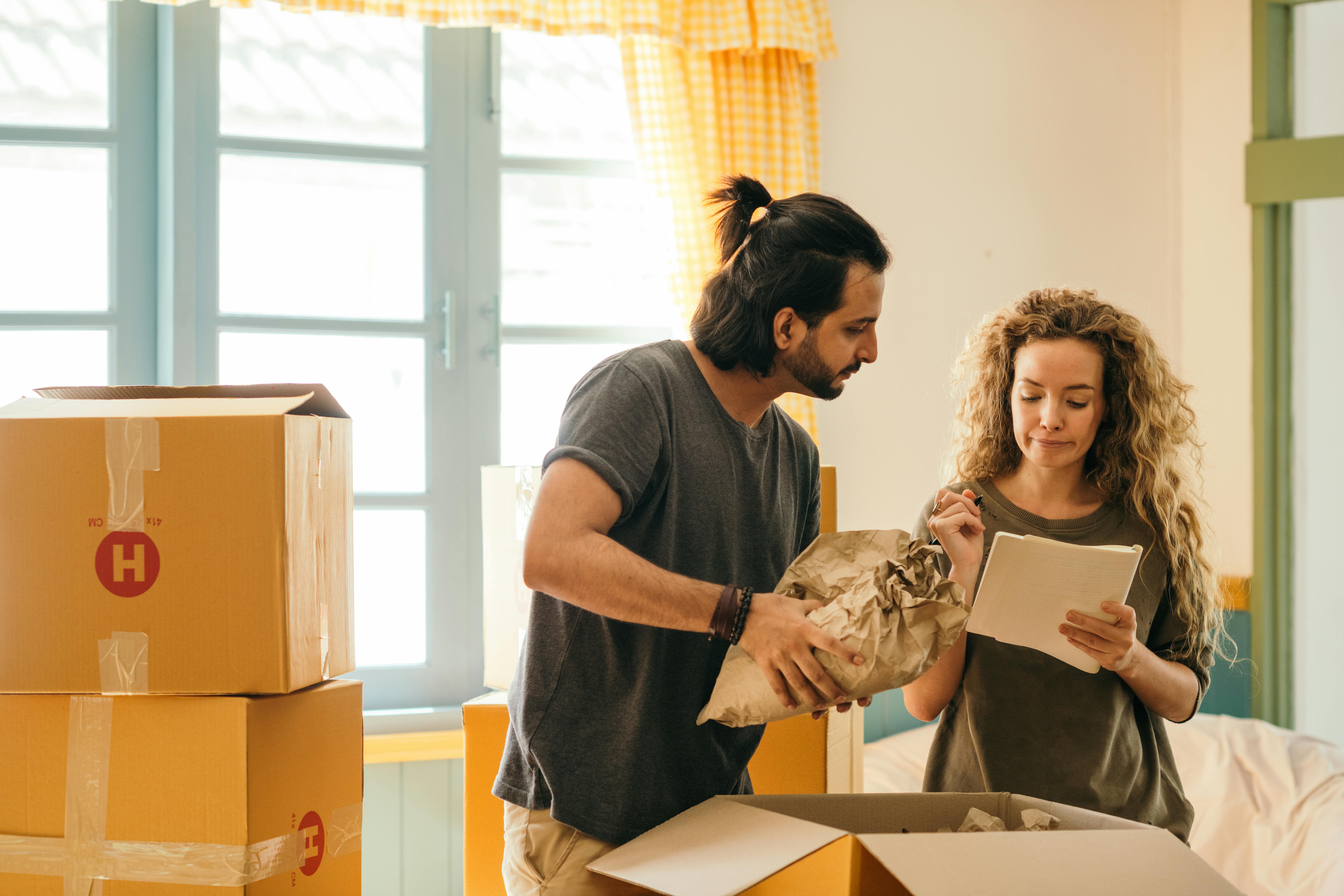 A couple packing boxes | Source: Pexels