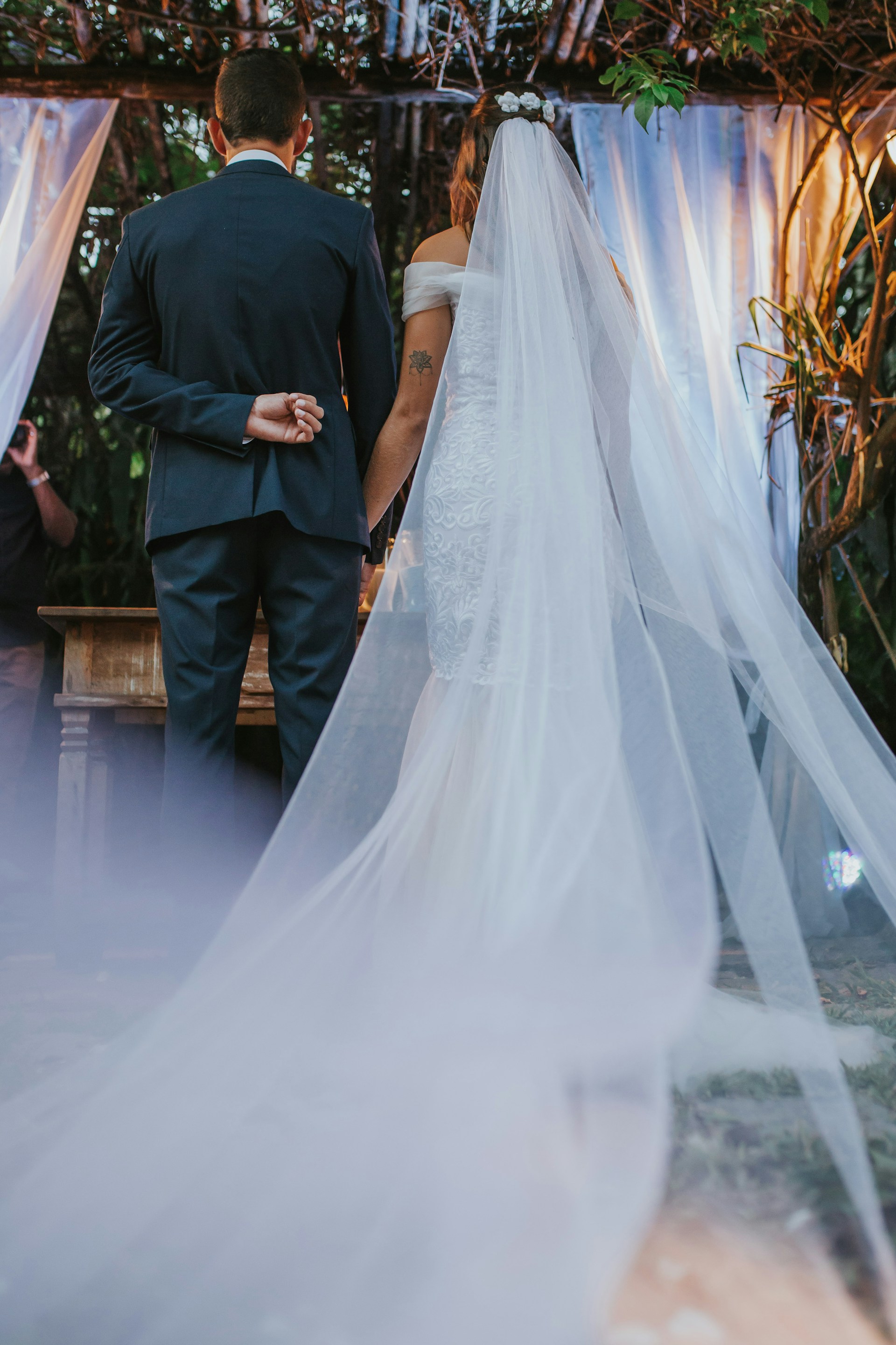 Une mariée et un marié lors de leur cérémonie de mariage | Source : Unsplash