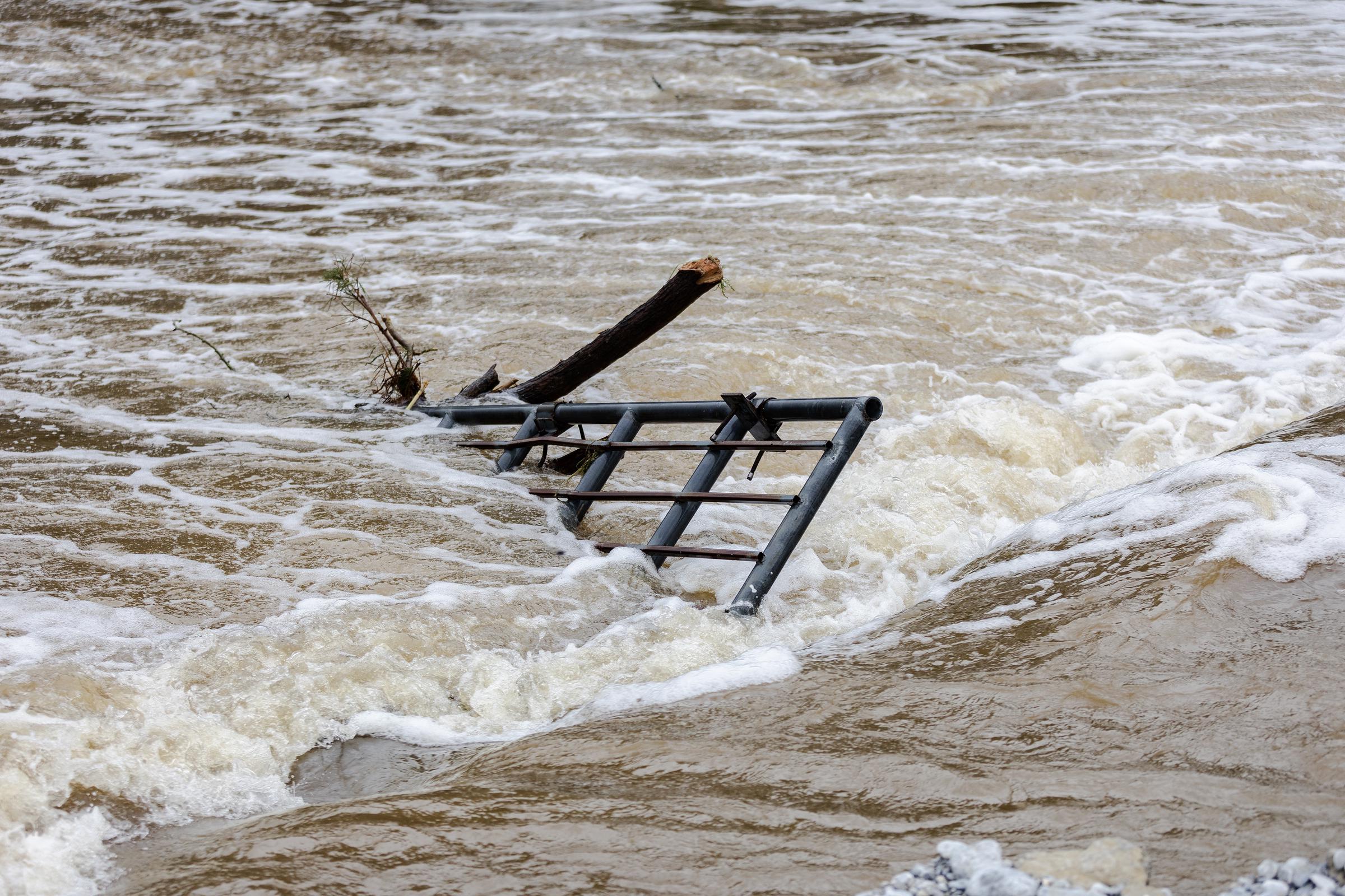 Des débris se trouvent dans la rivière Guadalupe après que des inondations soudaines aient endommagé les bâtiments voisins à Center Point, au Texas, le 5 juillet 2025. | Source : Getty Images