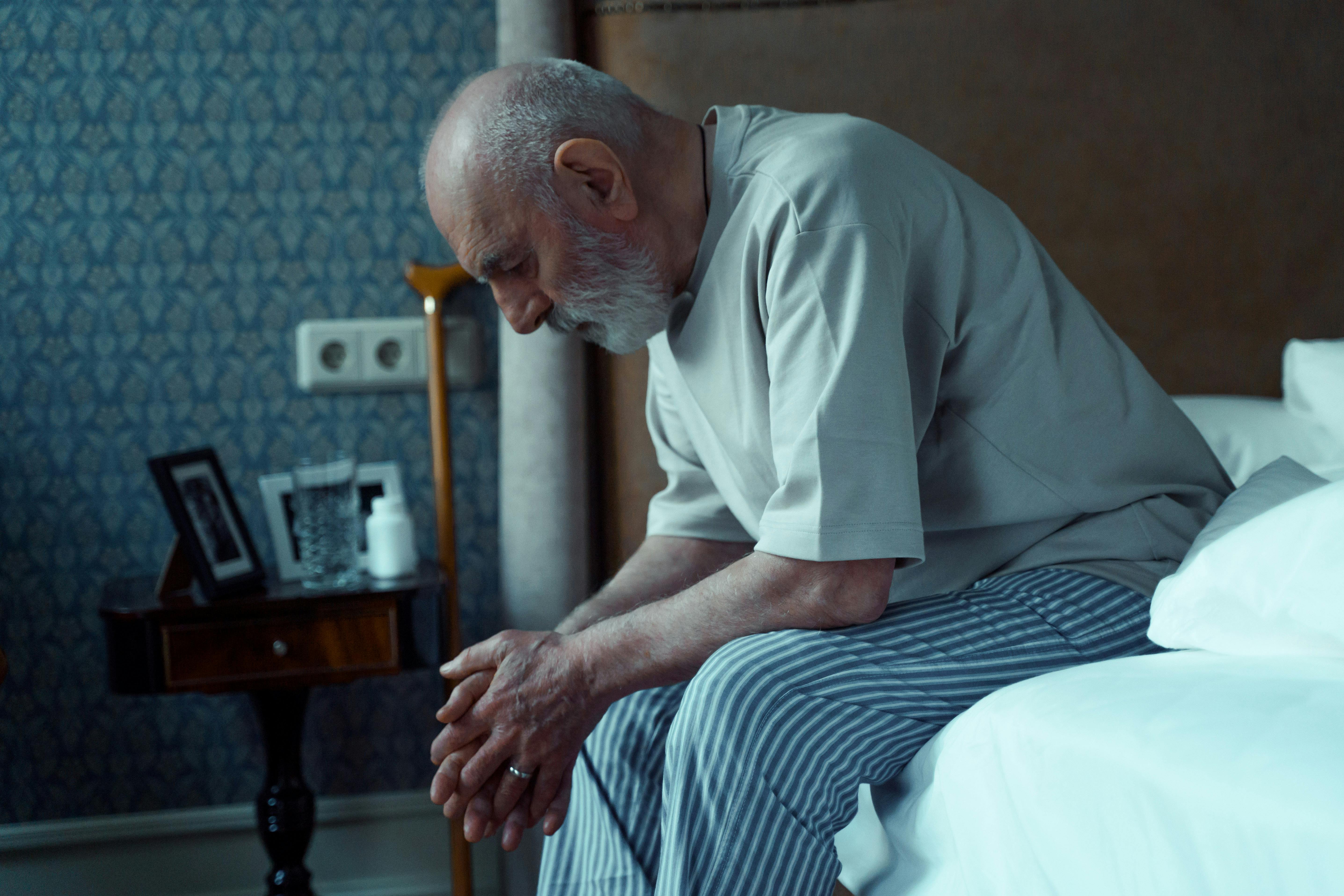 Homme âgé assis sur son lit | Source : Pexels