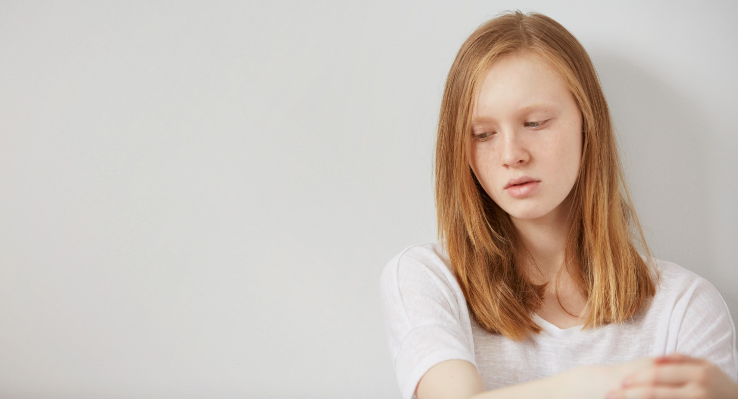 Une jeune fille triste | Source : Freepik