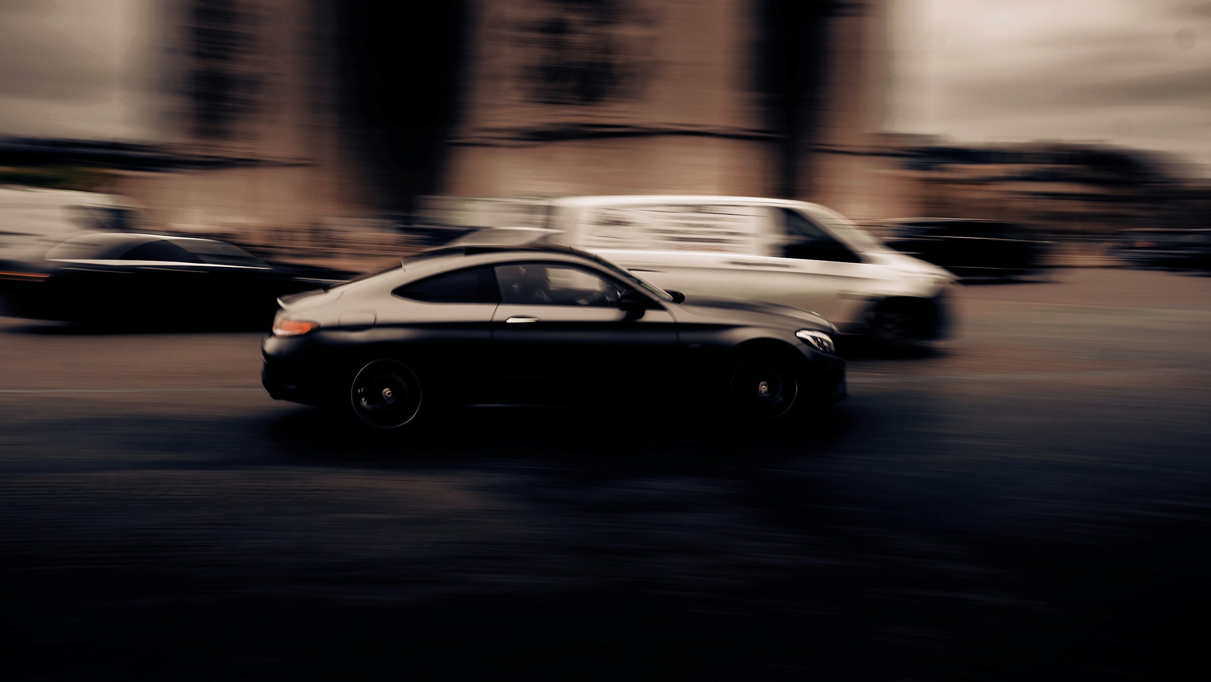 Une voiture roulant dans une rue | Source : Unsplash
