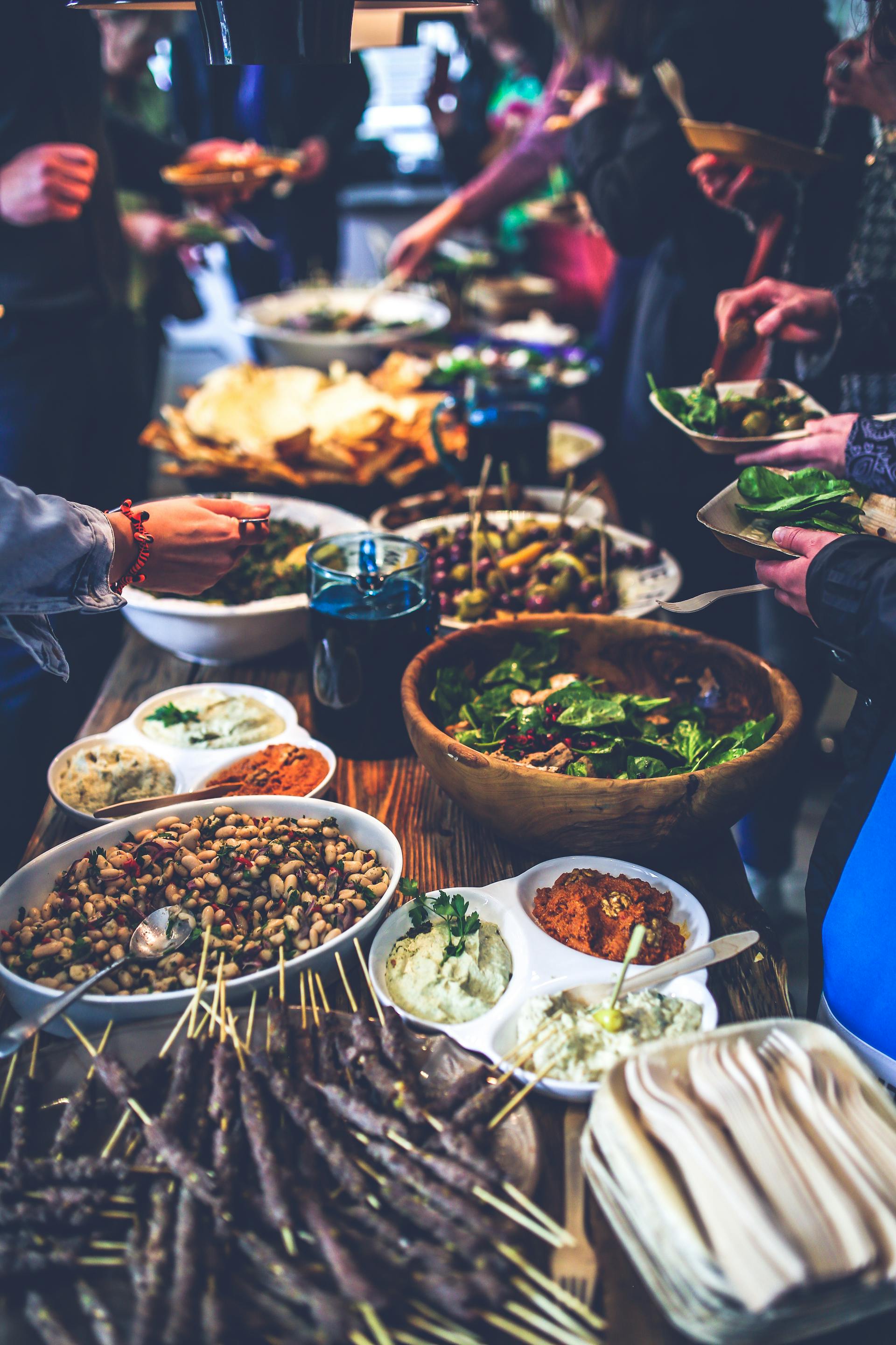 Des personnes distribuent de la nourriture à partir d'un buffet | Source : Pexels