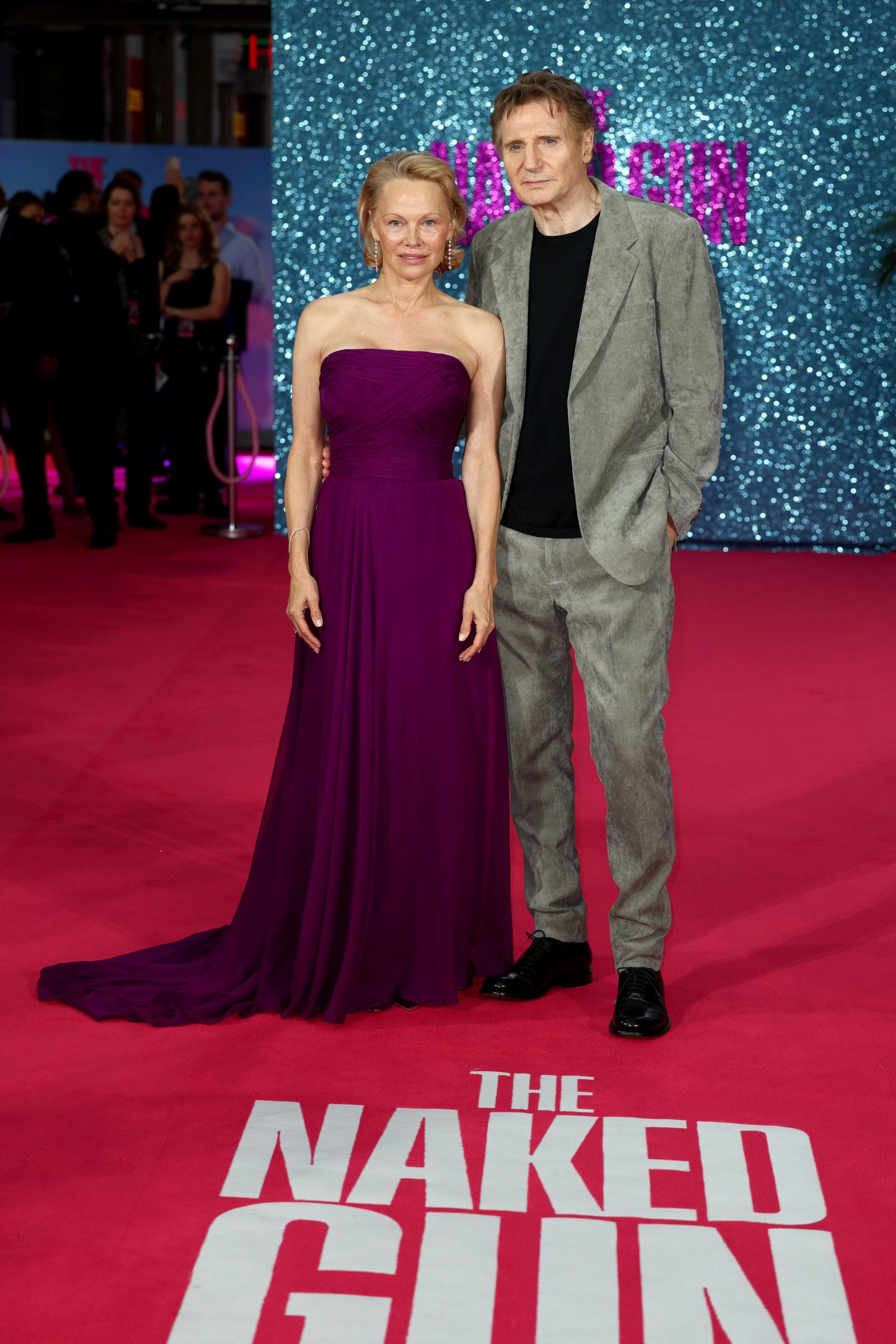 Pamela Anderson et Liam Neeson assistent à la première britannique du film « The Naked Gun » au Cineworld Leicester Square, le 22 juillet 2025, à Londres, en Angleterre I Source : Getty Images