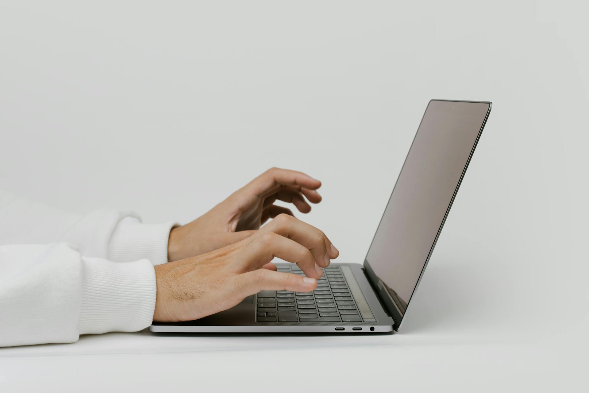 Une personne travaillant sur son ordinateur portable | Source : Pexels