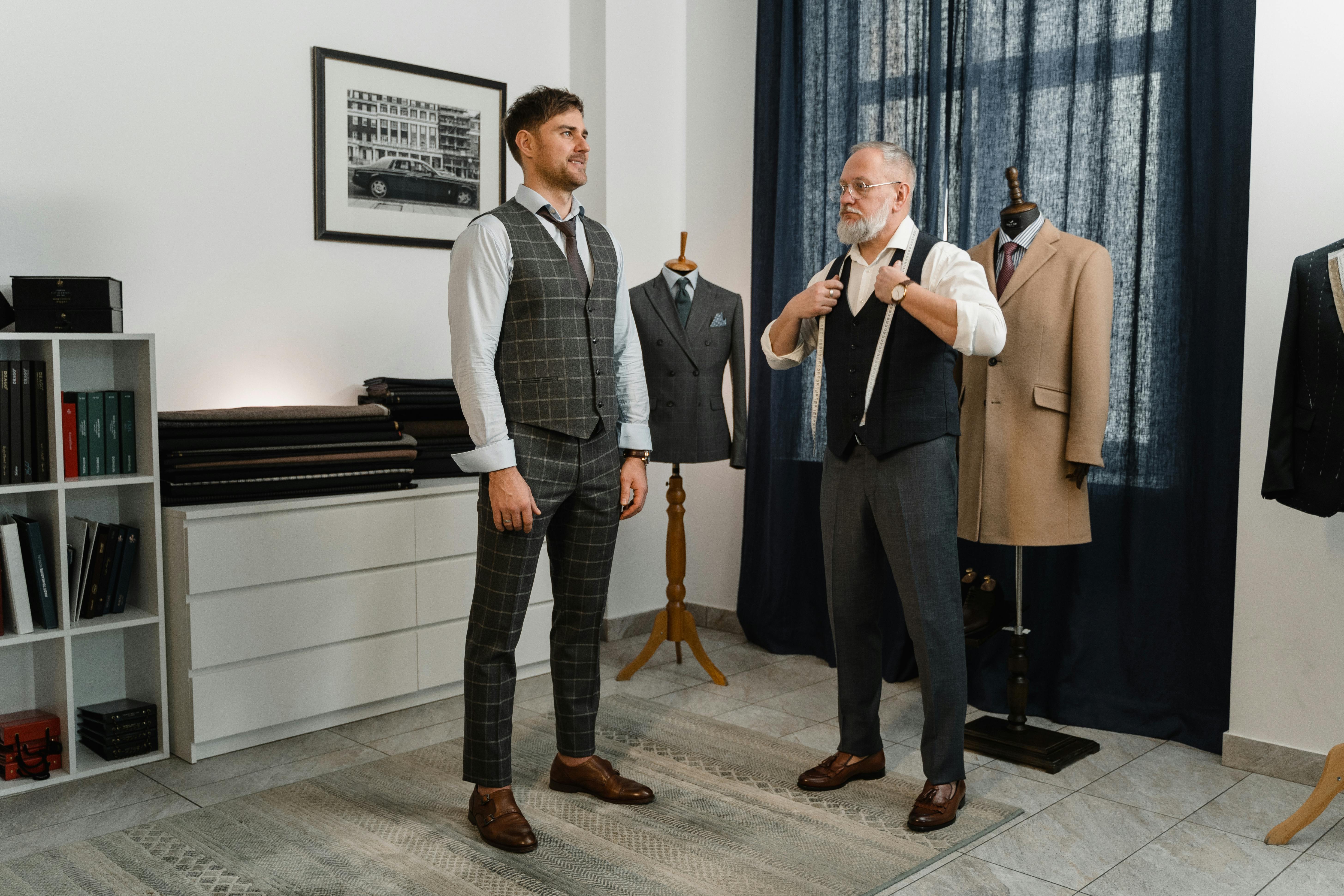 Un homme lors d'un essayage de costume | Source : Pexels