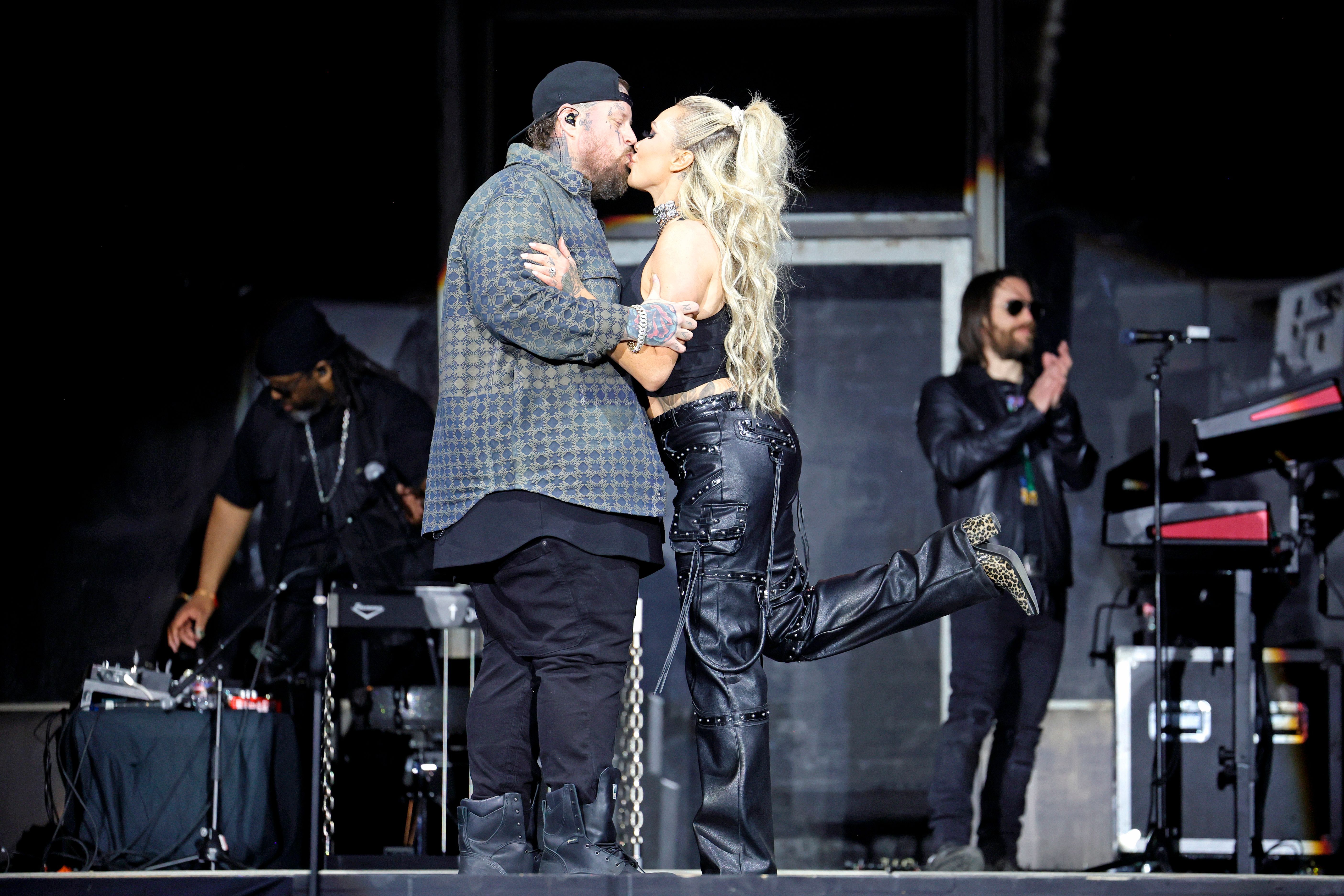 Jelly Roll et Bunnie XO s'embrassent sur scène pendant un concert, laissant entrevoir la complicité affectueuse qu'ils affichaient souvent en public. Cette image a pris une nouvelle dimension depuis que des informations ont révélé que le couple, qui est en train de divorcer après près de 10 ans de mariage, avait